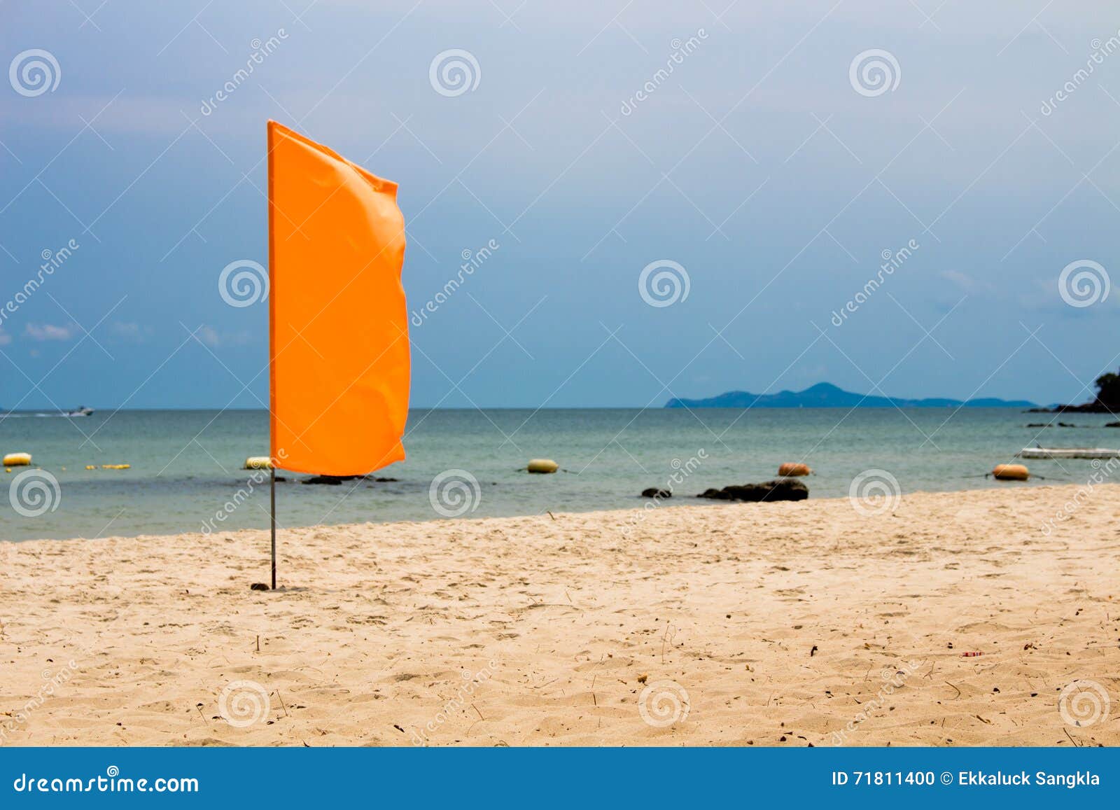 Le Drapeau Orange Sur La Plage Fond De Mer Photo Stock Image Du Indicateur Nature