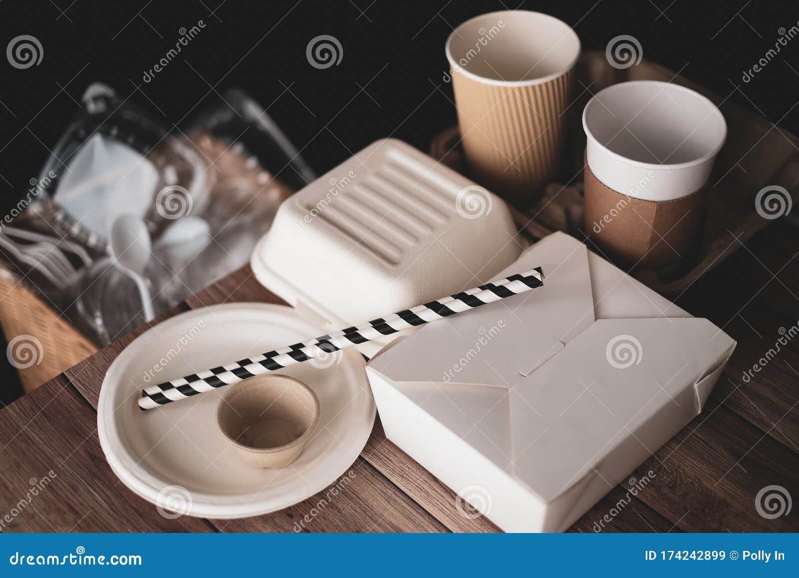 Photo libre de droit de Pailles En Plastique Jetables Tasses Couverts  banque d'images et plus d'images libres de droit de Couverts en plastique -  Couverts en plastique, Paille, Paille pour boire 