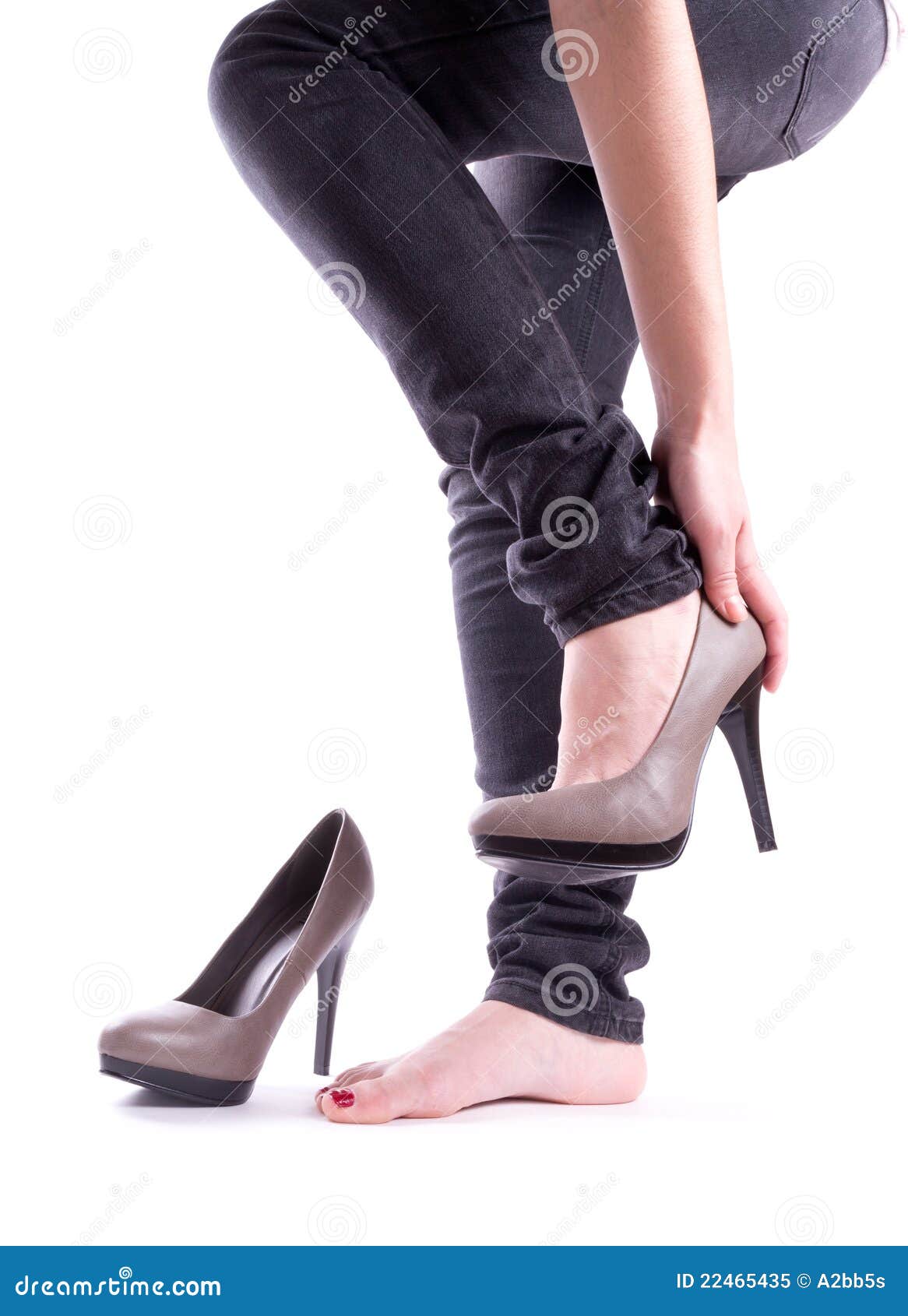 Le Femme a Enlevé Ses Chaussures Image stock - Image du talon