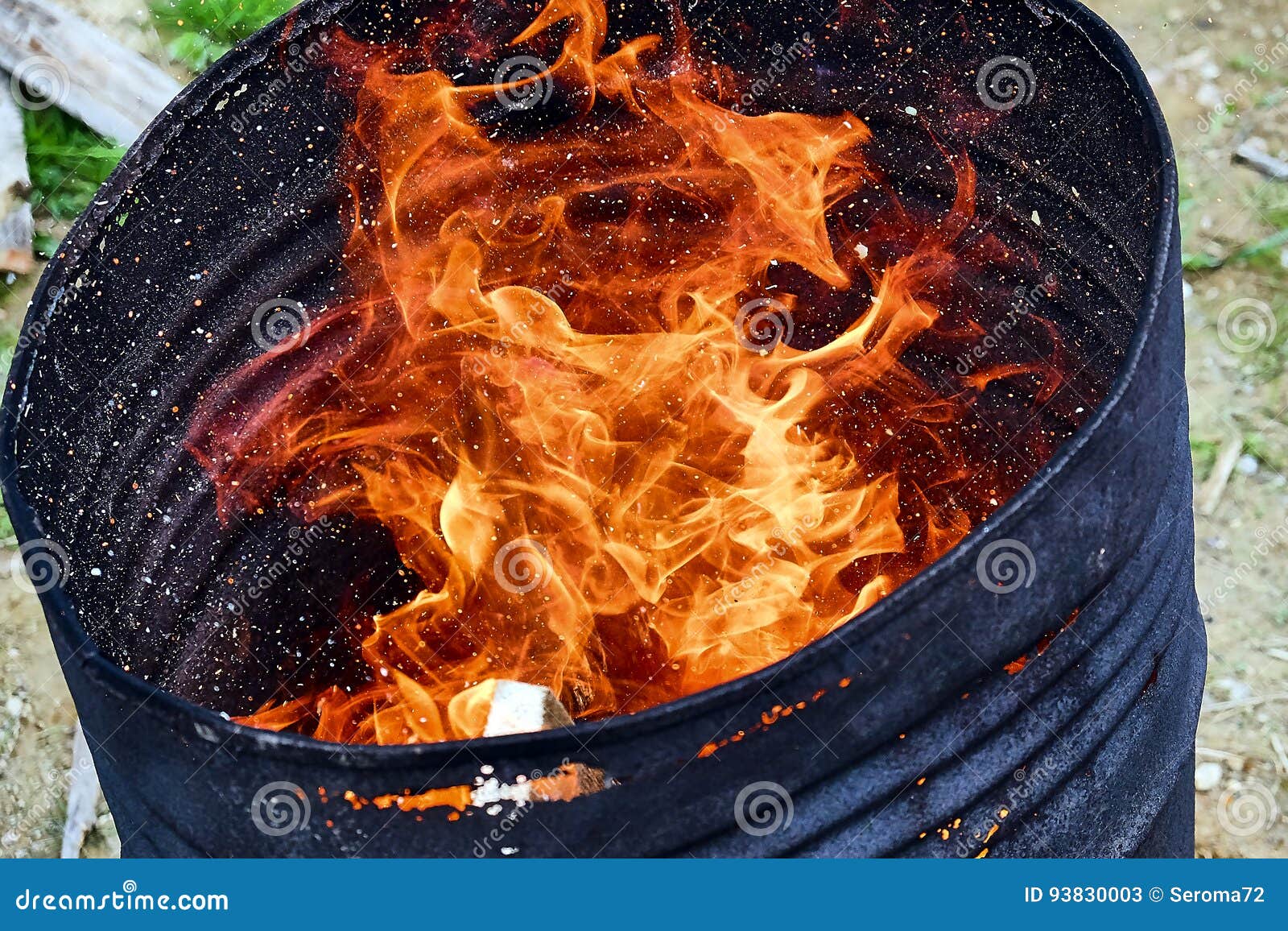 Le feu dans un baril image stock. Image du fond, incendie - 93830003