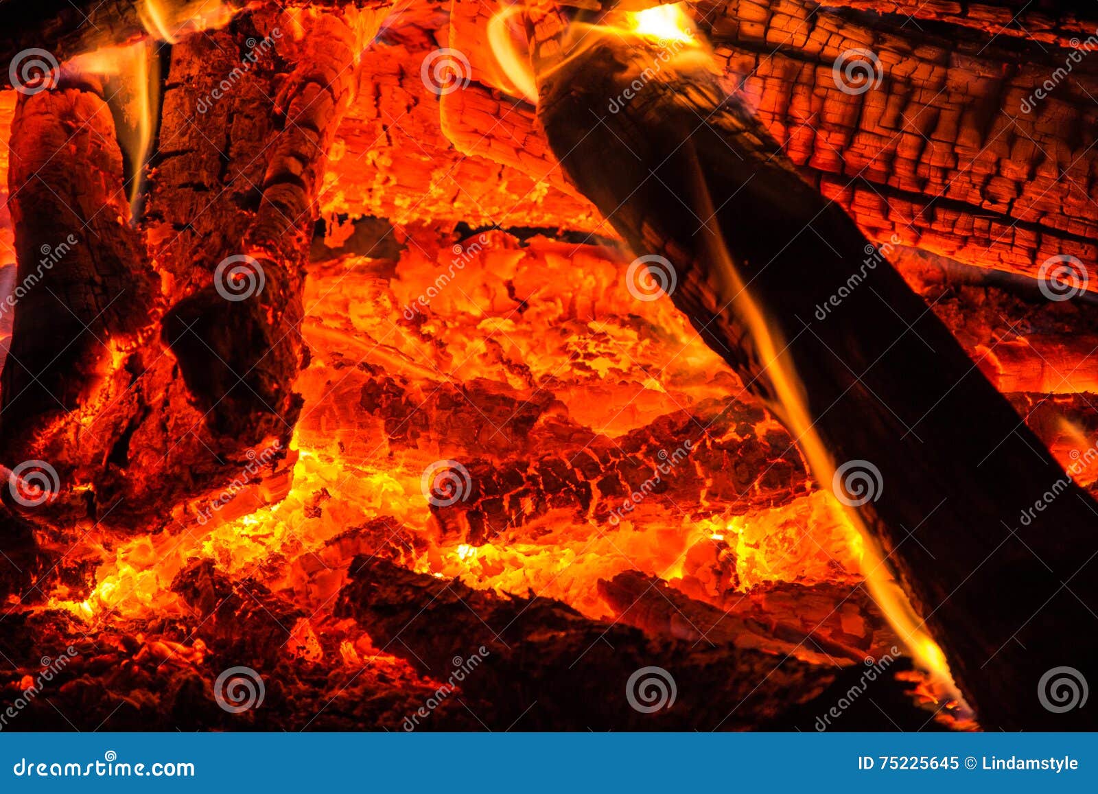 Les Flammes Et Les Braises Chaudes. Image stock - Image du