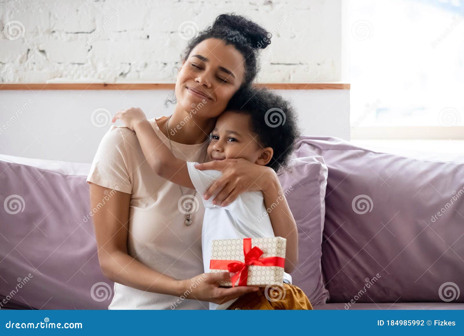 Le Fils Africain Fait La Maman Surprise Pour La Fête Des Mères Photo stock  - Image du cadeau, américain: 184985992