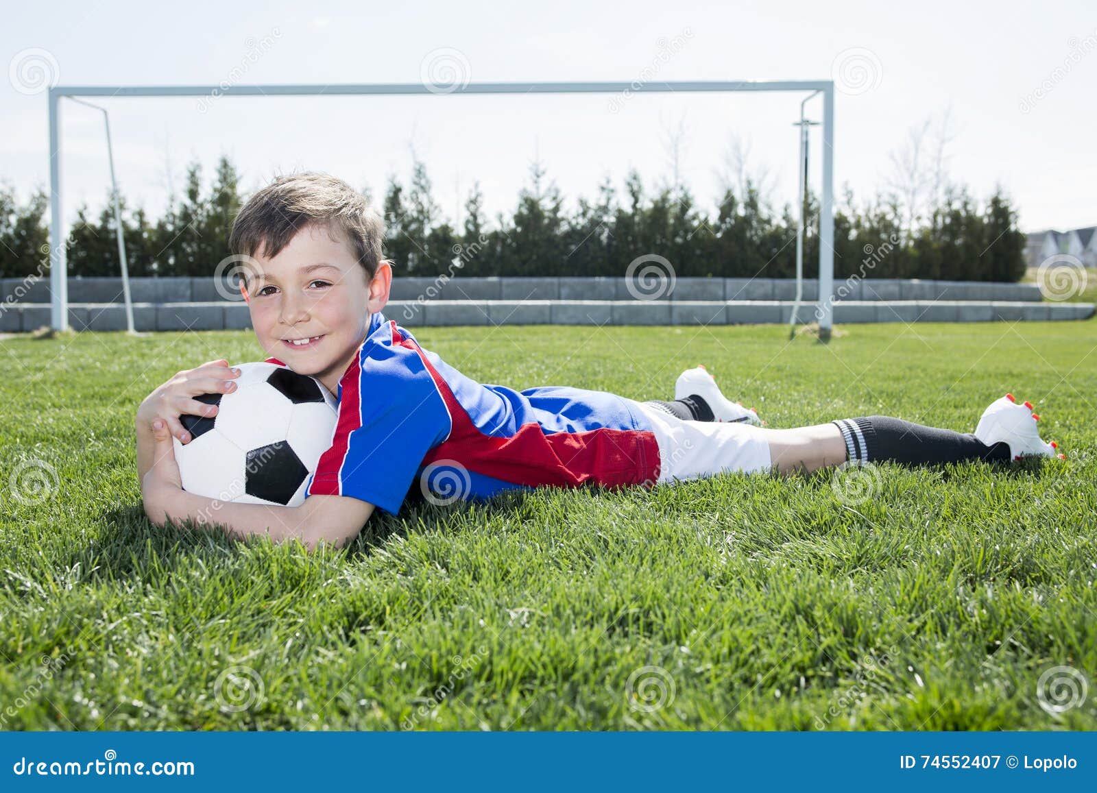 Коля играл в футбол. Футбольная форма для мальчиков. Длинные волосы мальчикам футбол. Мальчик футбол. Мальчик футбол Сток.