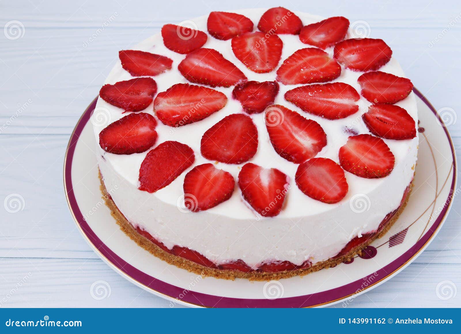 Le Gateau Avec Des Fraises Sans Cuisson La Base Du Gateau Se Compose Des Biscuits Photo Stock Image Du Frais Decoration