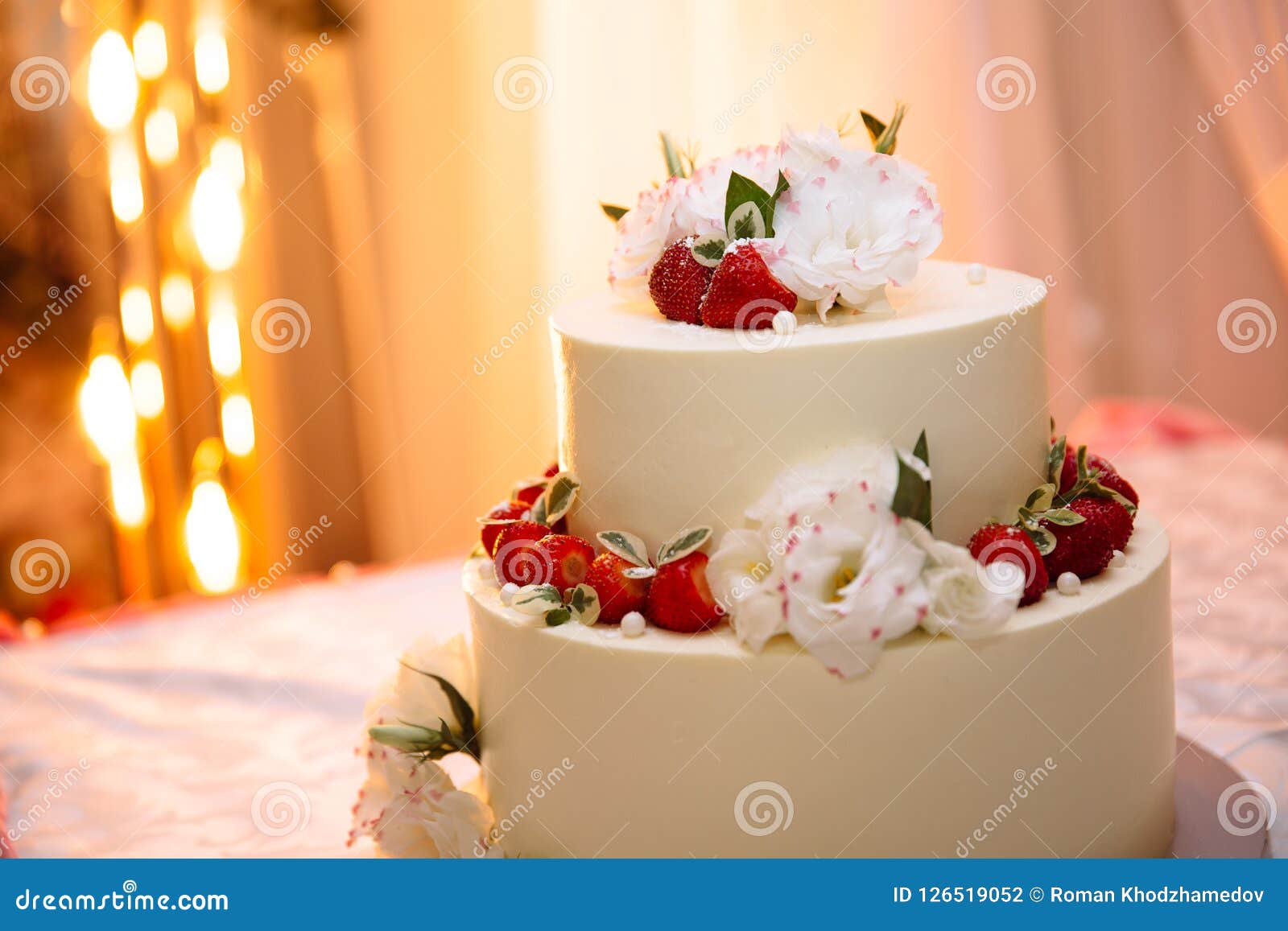 Le Gateau Creme Blanc A Trois Etages De Mariage Est Sur La Table Le Dessert Est Decore Des Baies Des Fraises Rouges Mures Et Photo Stock Image Du Gateau Creme Le Gateau Creme Blanc A Trois Etages De Mariage Est Sur La Table Le Dessert Est Decore Des Baies Des Fraises Rouges Mures Et Photo Stock Image Du Gateau Creme