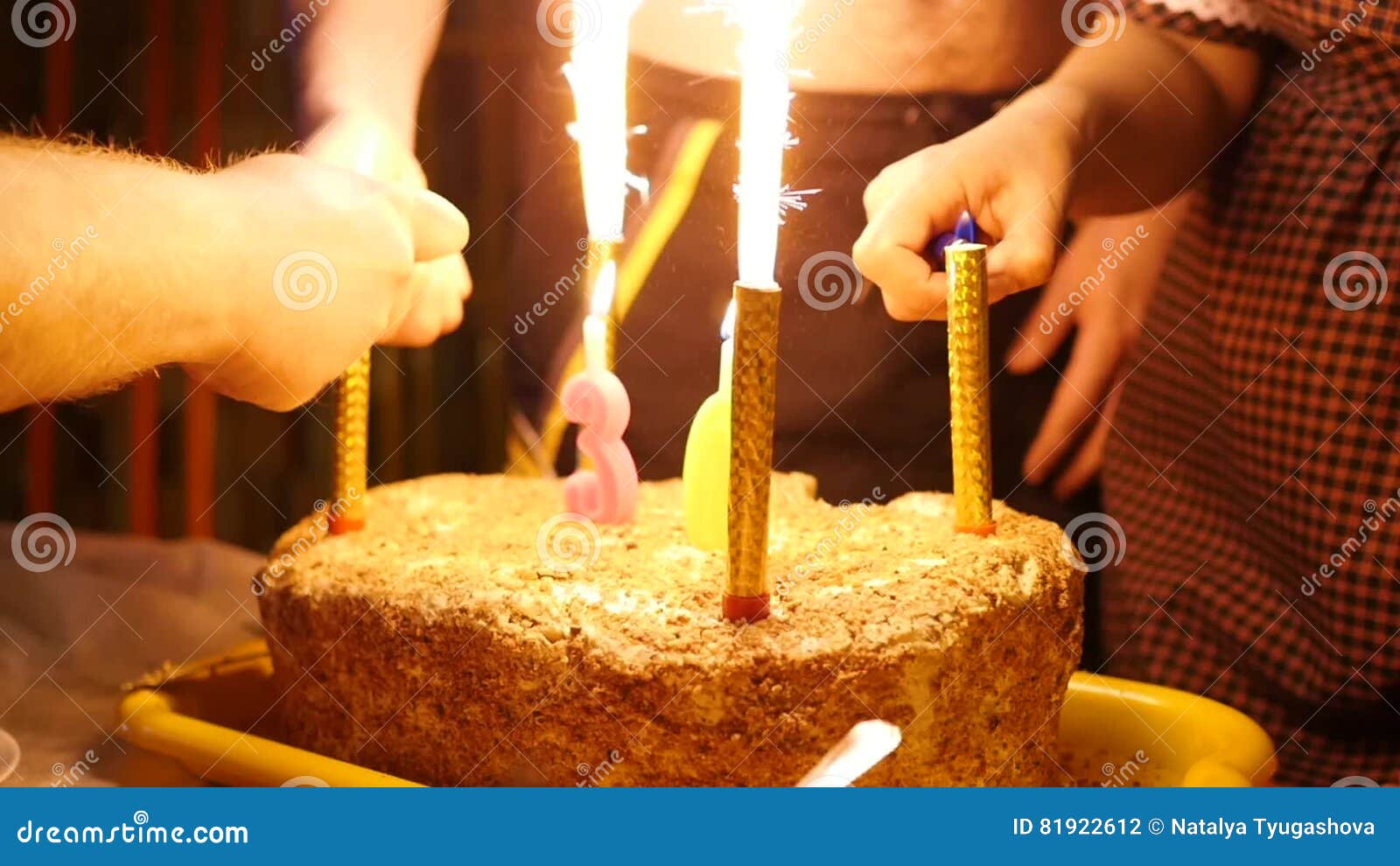 Le Gateau D Anniversaire Avec Des Bougies Etincellent Des Feux D Artifice Dans La Chambre Noire Bougies D Allumage Banque De Videos Video Du Bougies Surprise Le Gateau D Anniversaire Avec Des Bougies Etincellent Des Feux D Artifice Dans La Chambre Noire Bougies D Allumage Banque De Videos Video Du Bougies Surprise