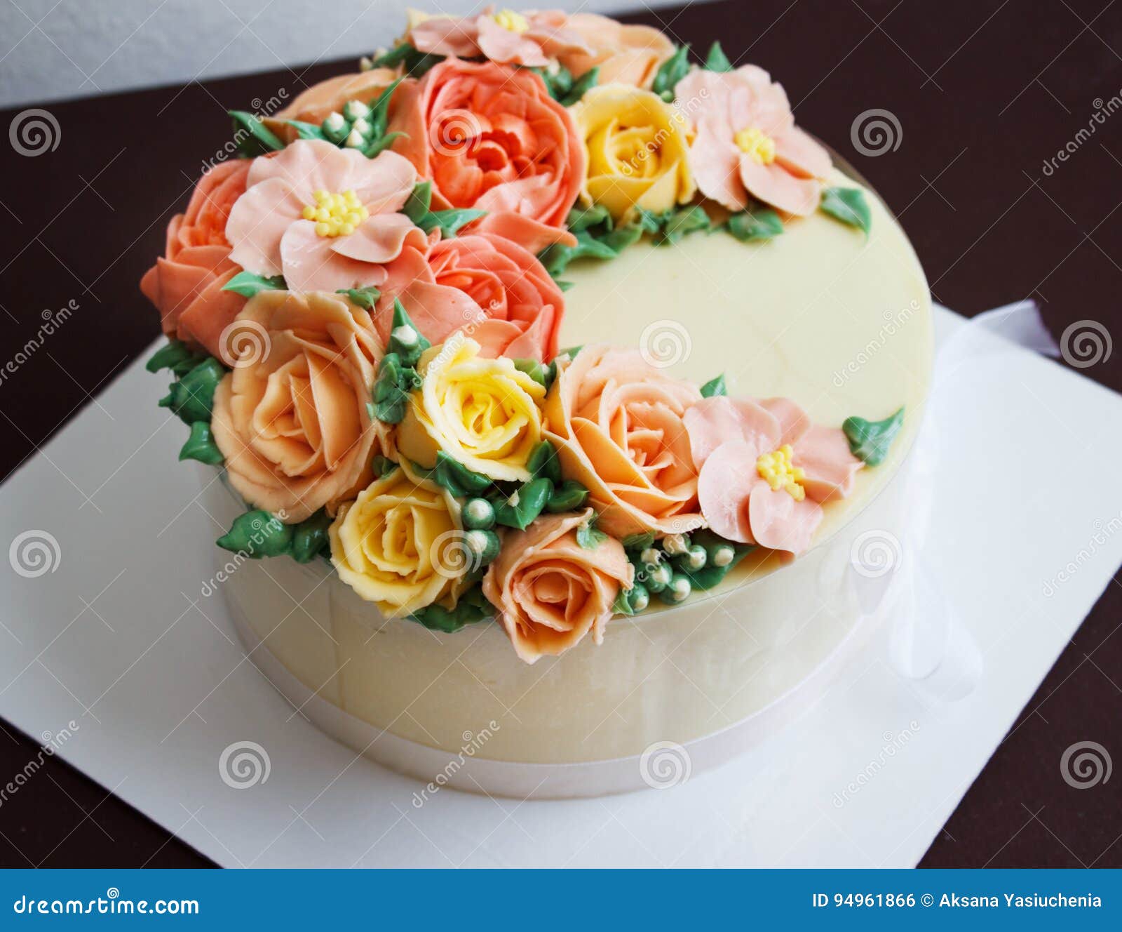 Le Gateau D Anniversaire Avec Des Fleurs S Est Leve Sur Le Fond Blanc Photo Stock Image Du Mangez Fleuri