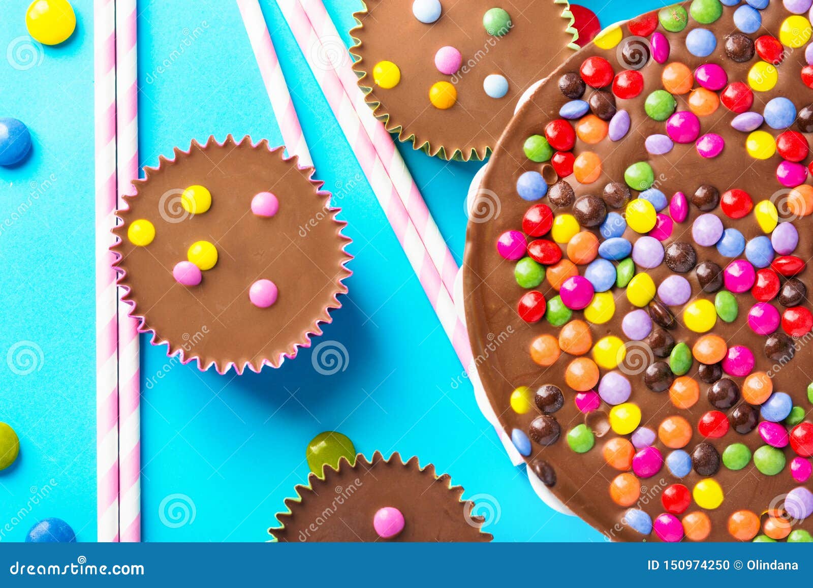 Le Gateau D Anniversaire De Chocolat Au Lait Avec La Sucrerie Vitree Multicolore Arrose Des Tasses De Beurre D Arachide De Decora Photo Stock Image Du Colore Bleu