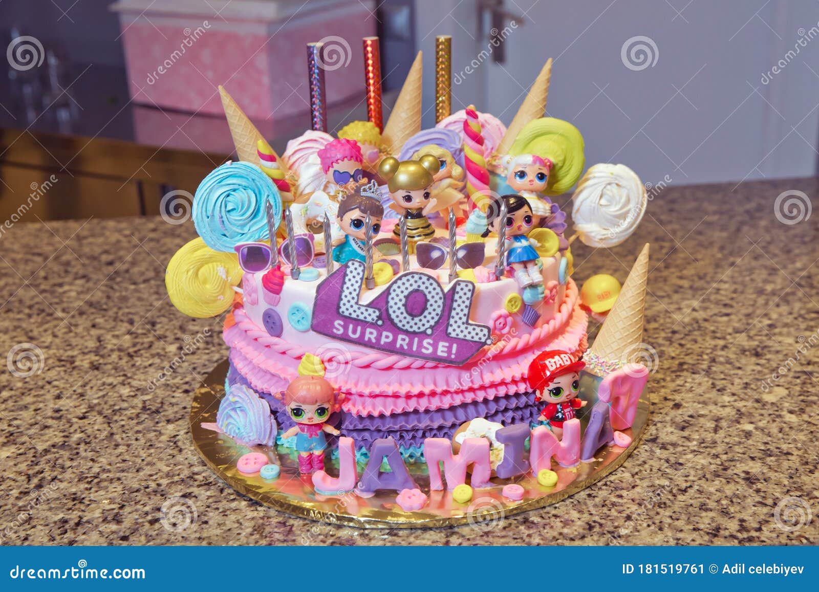 Le Gateau D Anniversaire De Lol Pour Les Filles Le Chef Patissier Decore Un Gateau Avec Du Gingembre Une Poupee De Style Pain D Photo Editorial Image Du Celebrez Composition