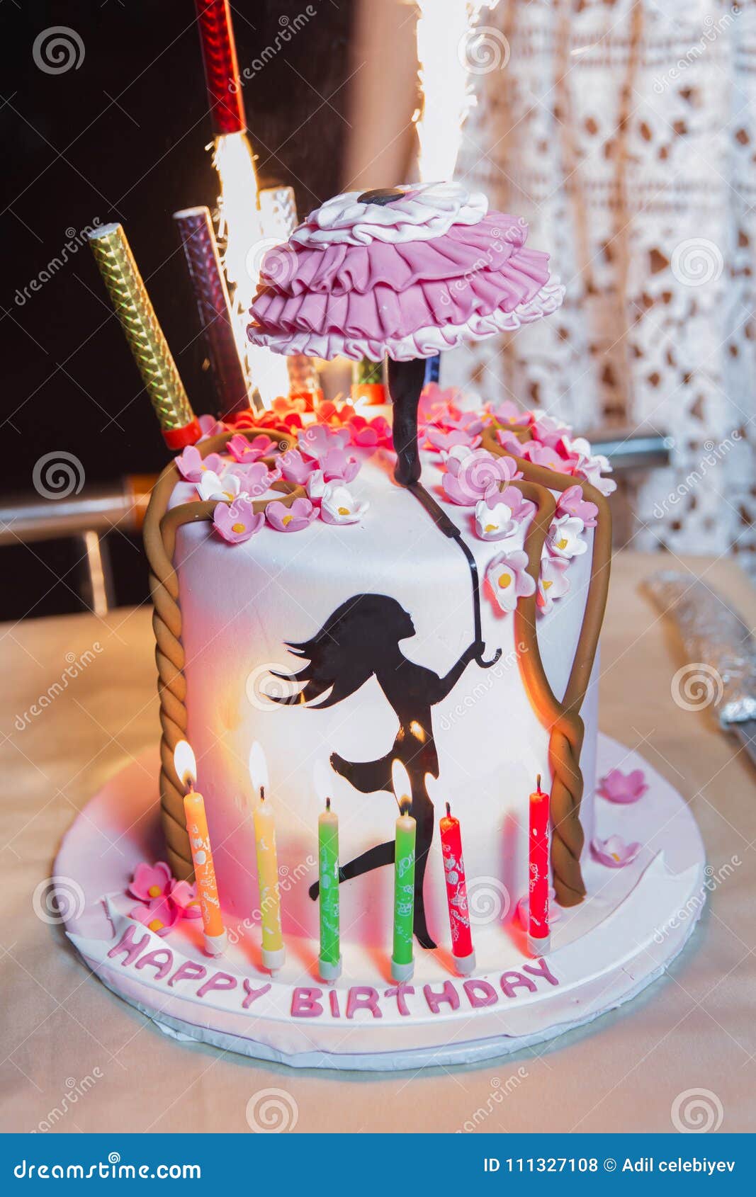 Le Gateau D Anniversaire Du S De Fille Un Parapluie Dans Sa Main Au Dessus Du Gateau Anniversaire Photo Stock Image Du Main Dans Le Gateau D Anniversaire Du S De Fille Un Parapluie Dans Sa Main Au Dessus Du Gateau Anniversaire Photo Stock Image Du Main Dans
