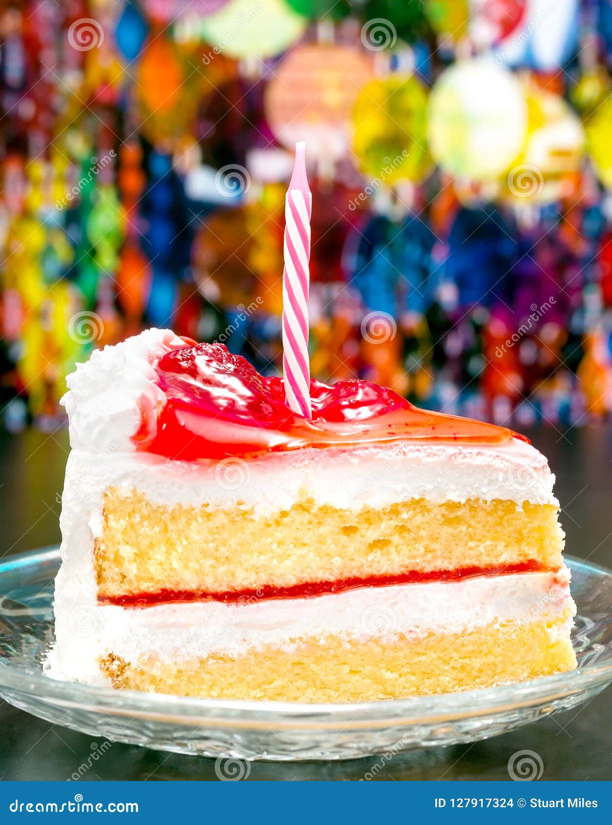 Le Gateau D Anniversaire Signifie La Creme De Tranches Et Delicieux Decoupes En Tranches Photo Stock Image Du Gateaux Anniversaires