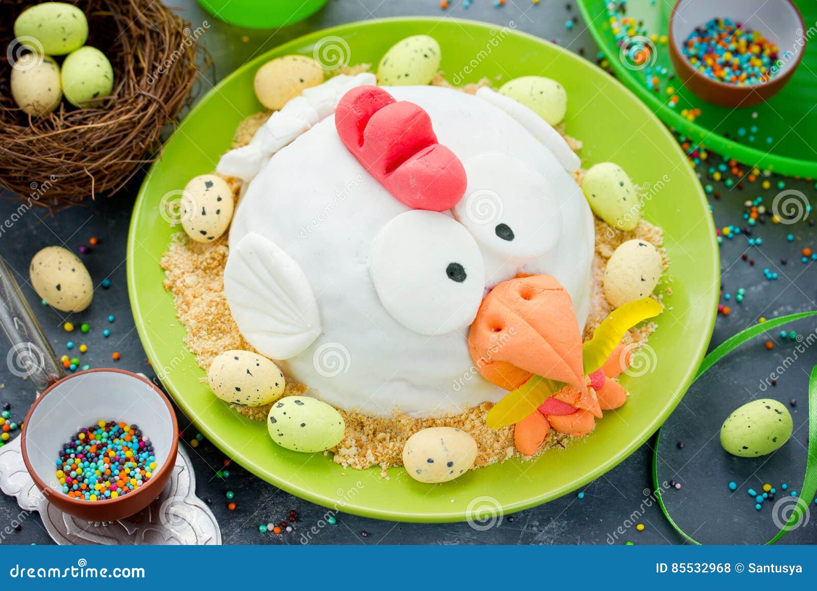 Le Gateau De Fondant De Paques A Forme Le Poulet Dessert Delicieux Sur Paques Photo Stock Image Du Vacances Festif
