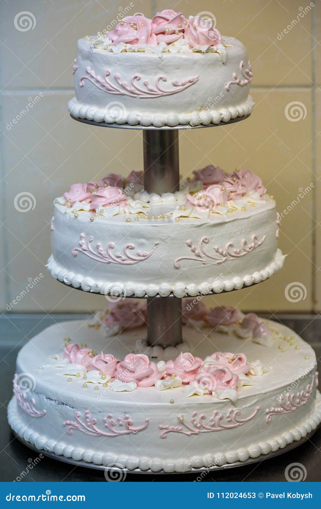 Le Gateau De Mariage Trois A Gradins Est Decore Des Fleurs Et Se Tient Sur La Table A Cote D Un Plat Et Des Couverts Image Stock Image Du Fleurs Mariage