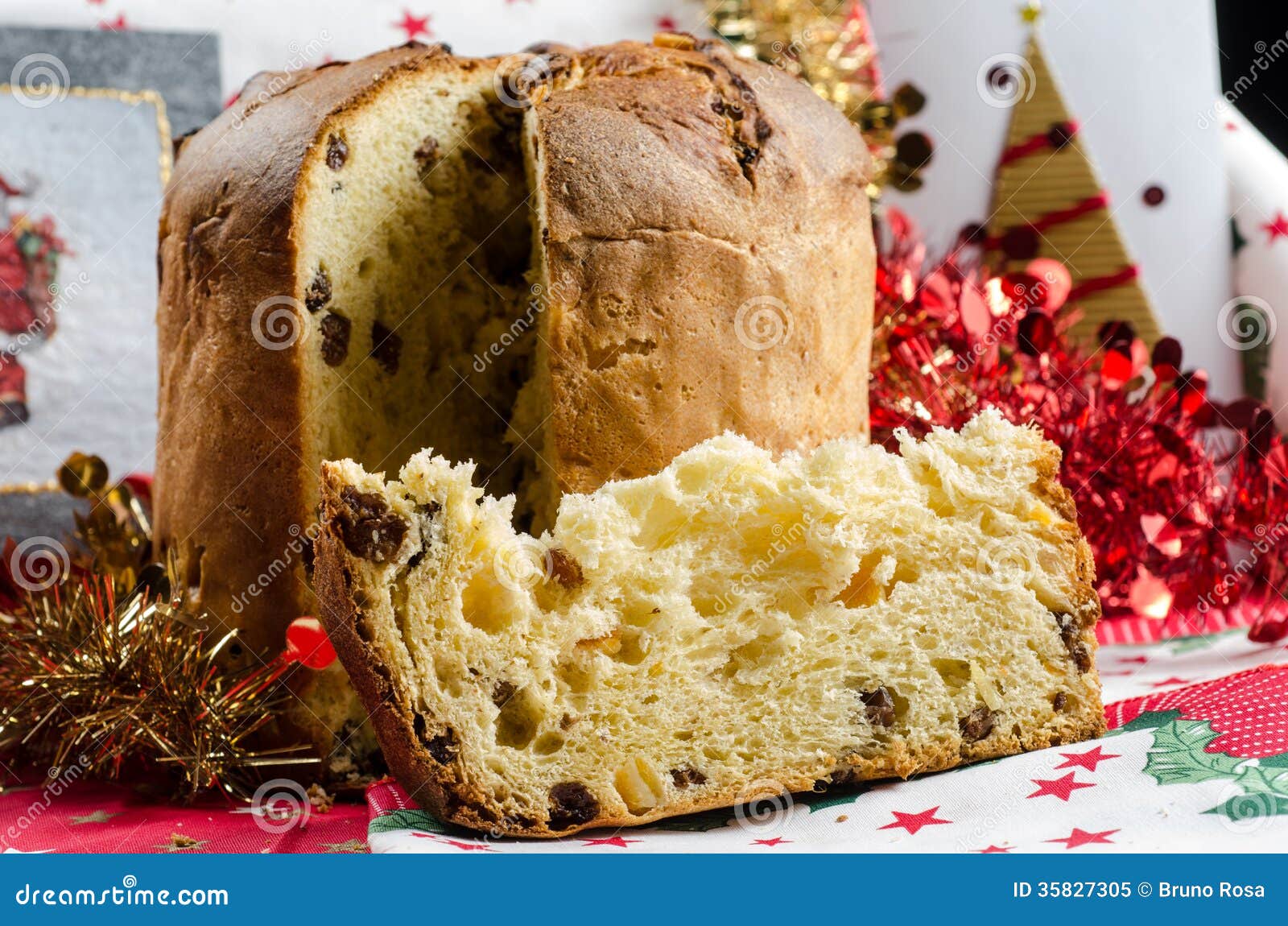 Le Gâteau Italien De Noël a Appelé Le Panettone Image stock - Image du  fête, gourmet: 35827305