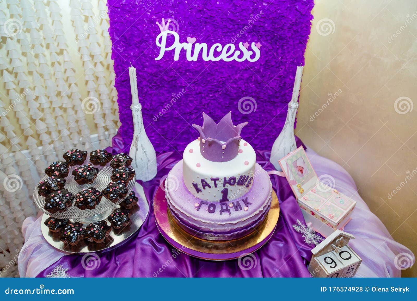 Le Gateau Purple Katusha Fille Avec Le Nom De La Couronne Et D Ecriture Est De 1 An Premiere Fete D Anniversaire Bonbon Avec Des Photo Stock Image Du Fond Anniversaire