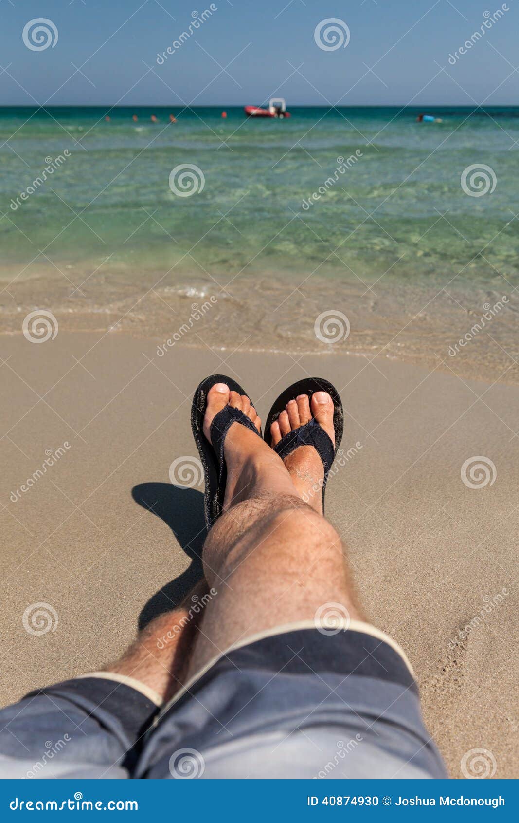 Mi Si Addormentano Le Gambe Sul Water Le Gambe Dell'uomo Che Si Rilassano Alla Spiaggia Fotografia Stock
