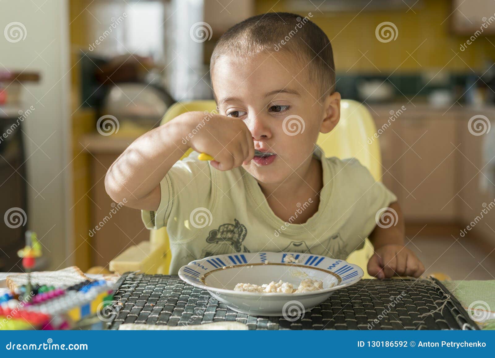 Le Garcon 2 Ans Mange Du Gruau Table Du S D Enfants Le Concept De L Independance Du S D Enfant Consommation Heureuse De Petit Photo Stock Image Du Adorable Fille