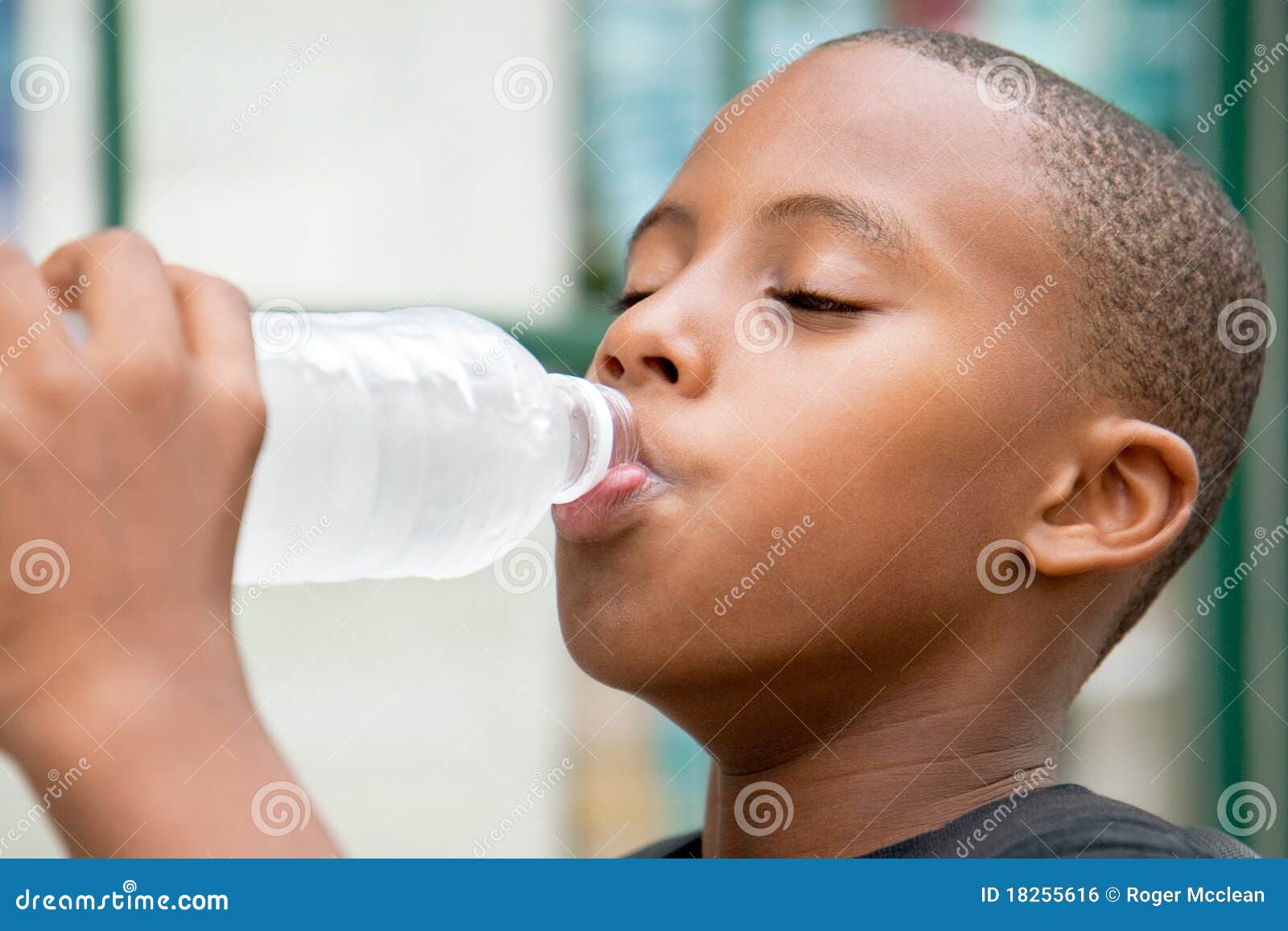 Garçon Boit L'eau D'une Bouteille En Plein Air Banque D'Images et Photos  Libres De Droits. Image 20451288