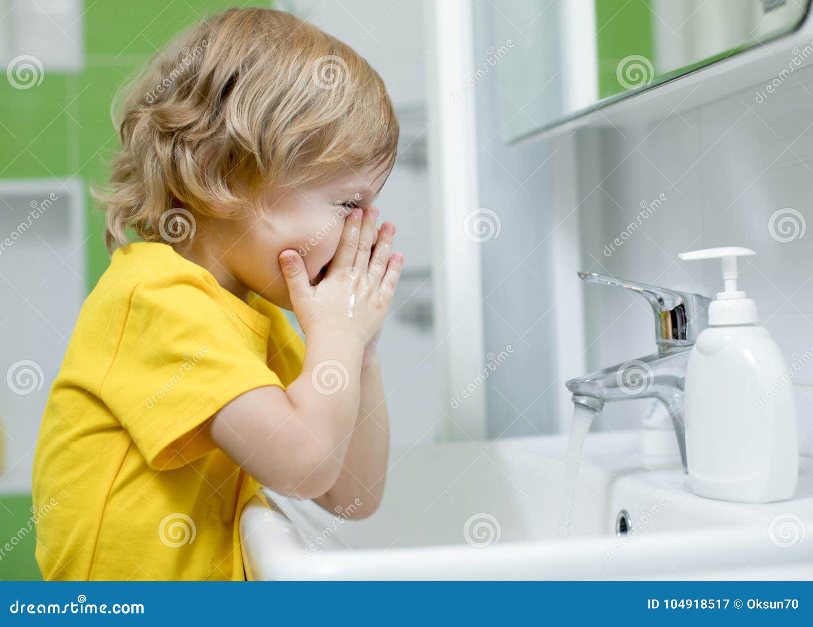 Petit Lavabo D'eau De Lavage De Garçon D'enfants En Bas âge Dans La Salle  De Bains, Tout En Faisant Des Parents Des Tâches Ménagèr Photo stock -  Image du enfant, femelle: 206842246