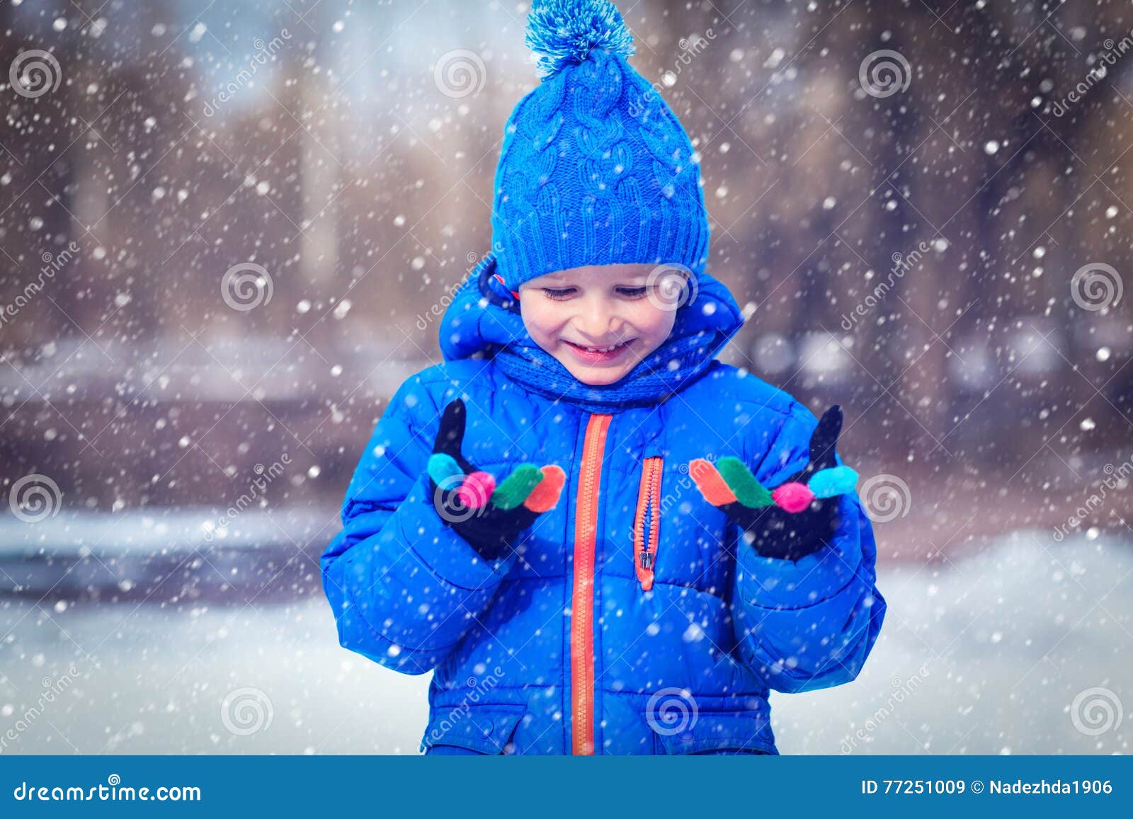 Маленькой девочке холодно. Природа зима для детей. It Snows in Winter for Kids.