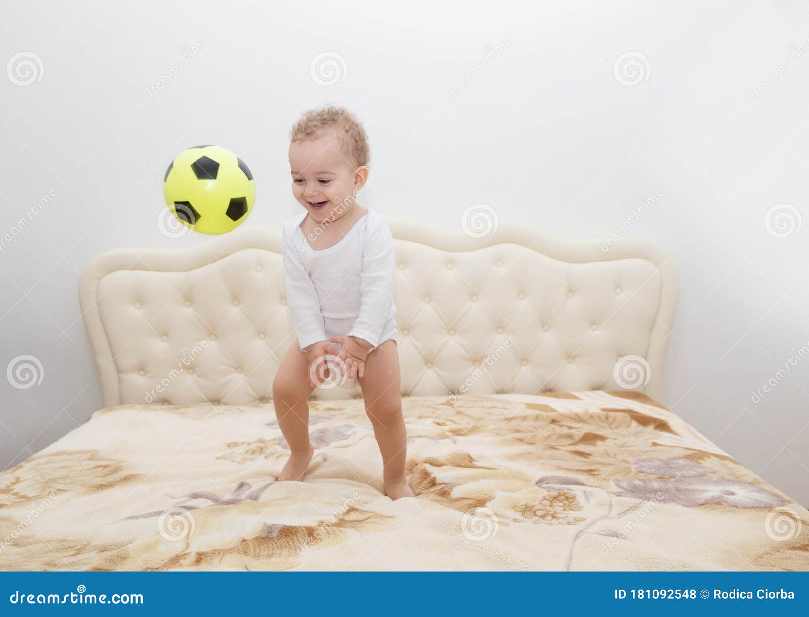 Joli Petit Bébé Frisé Joue Avec Un Ballon Coloré Sur La Plage