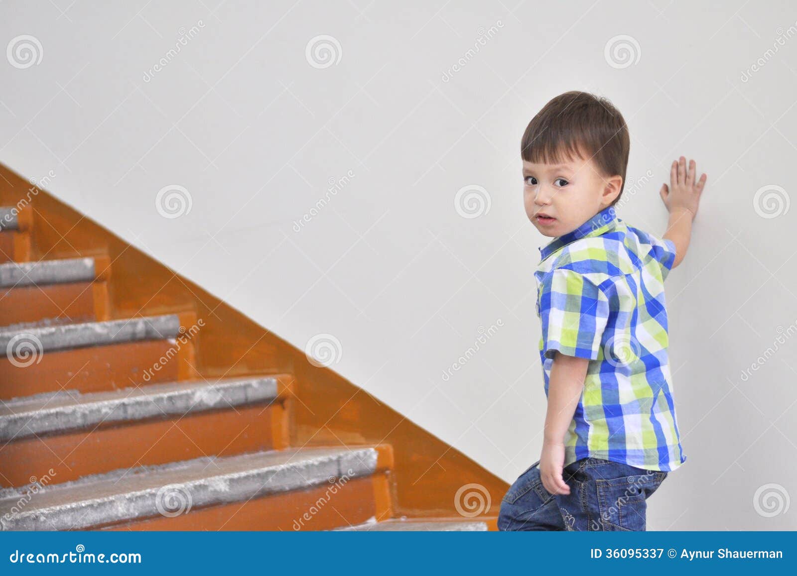 Le Garçon Monte Les Escaliers Image Stock - Image Du Masculin, Déménager:  36095337