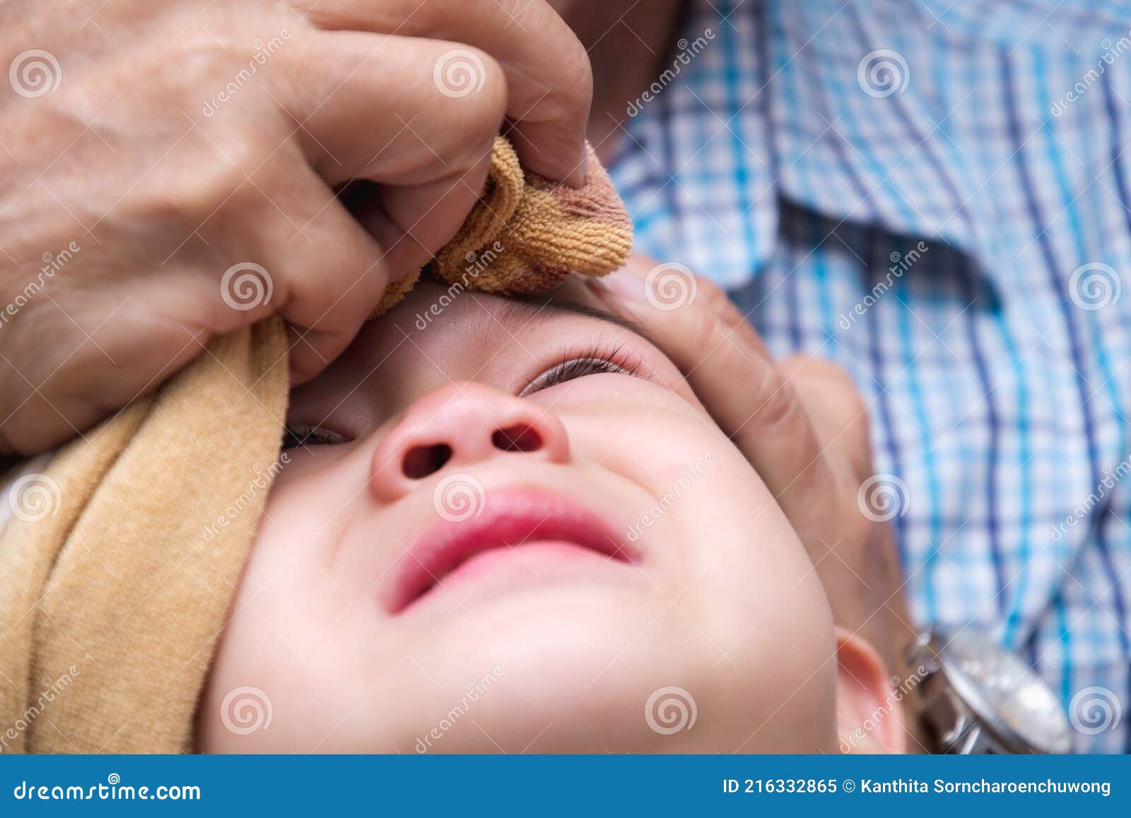 Le Garçon Pleure De Douleur. Enfant Cogne La Tête Contre Solide