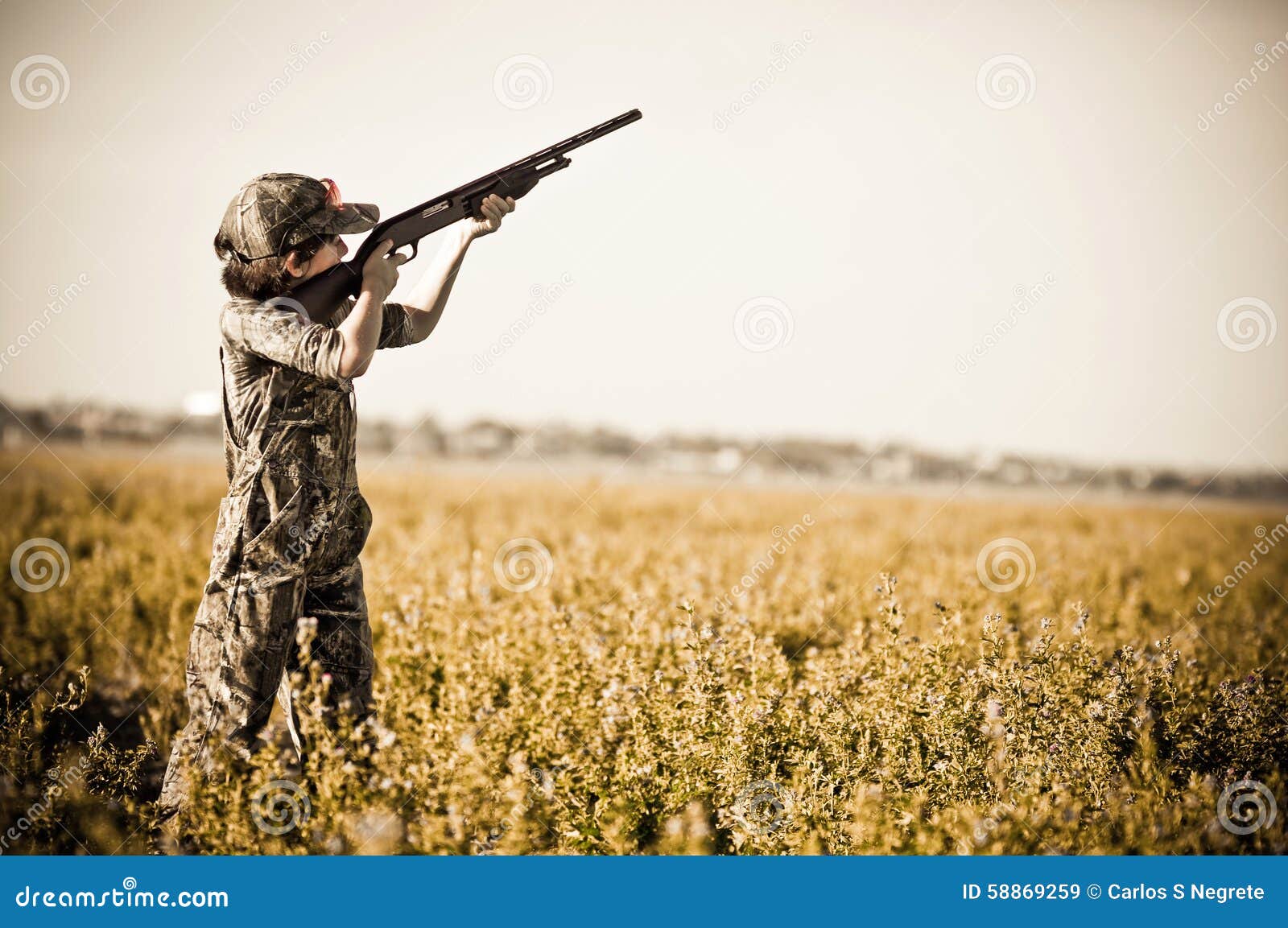 Le garçon de chasse de colombe abattent des colombes. Un jeune chasseur de colombe est prêt pour colombe chasse saison le 1er septembre par le 15ème dans Yuma, AZ Il balaye les cieux et le but de prises