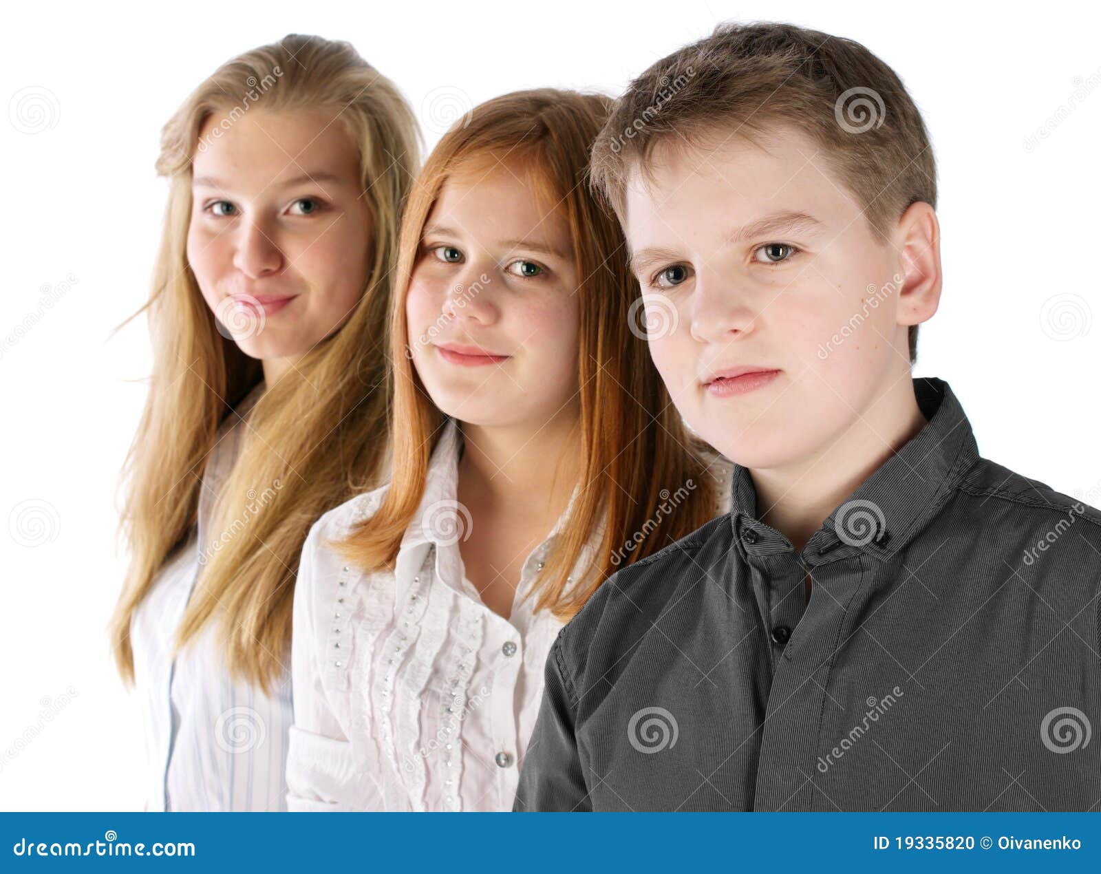 Le Garçon Et Deux Filles Restent Dans La Ligne Photo Stock Image Du Adolescents Amical 19335820