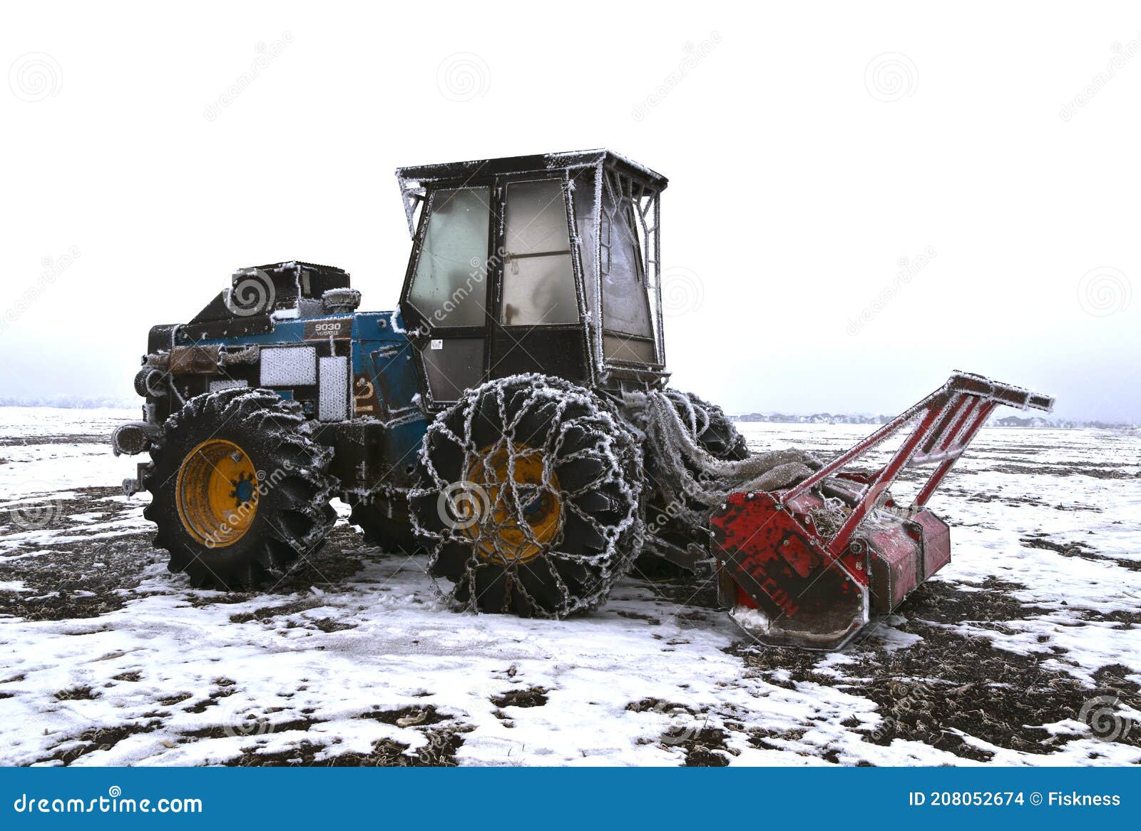 Le Gel a Couvert Le Tracteur 9030 Polyvalent Image stock éditorial - Image  du ingénierie, agriculture: 208052674