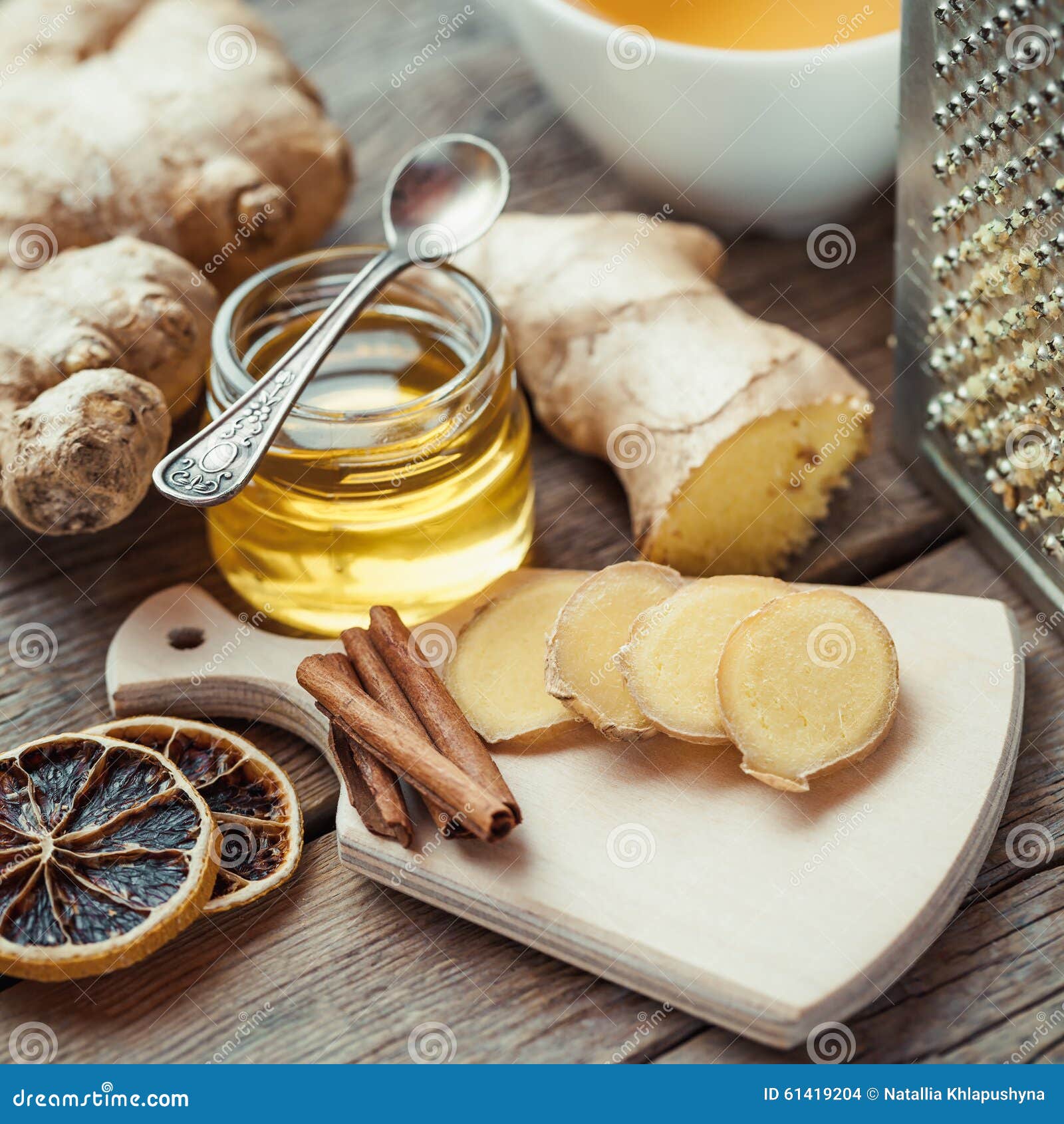 Le Gingembre, Pot De Miel, a Séché La Tranche De Citron, La Cannelle Et La  Râpe Photo stock - Image du homemade, homéopathie: 61419204