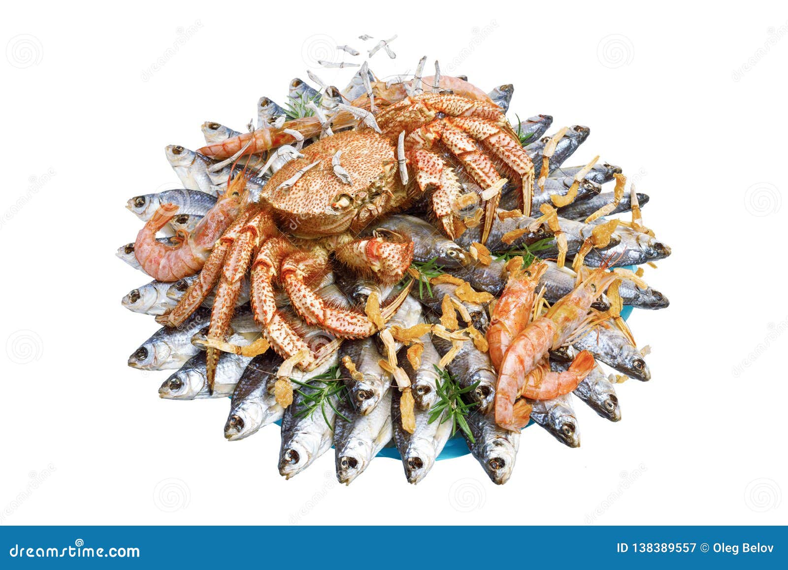 Le Grand Crabe Bouilli Velu Se Repose Sur Un Tas Des Poissons Salés Secs  Sur Un Bouquet De Cadeau Sur Le Fond Blanc Image stock - Image du assiette,  cuit: 138389557