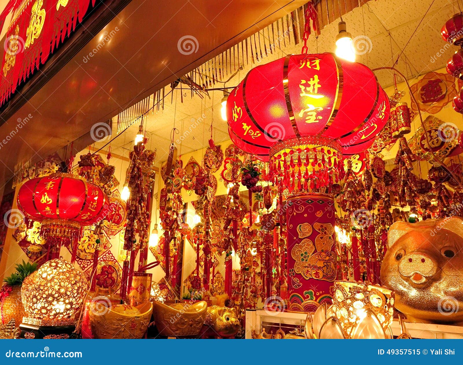 Le Grand Magasin Vend Les Décorations Chinoises De Nouvelle Année Image  éditorial - Image du fête, décoration: 49357515