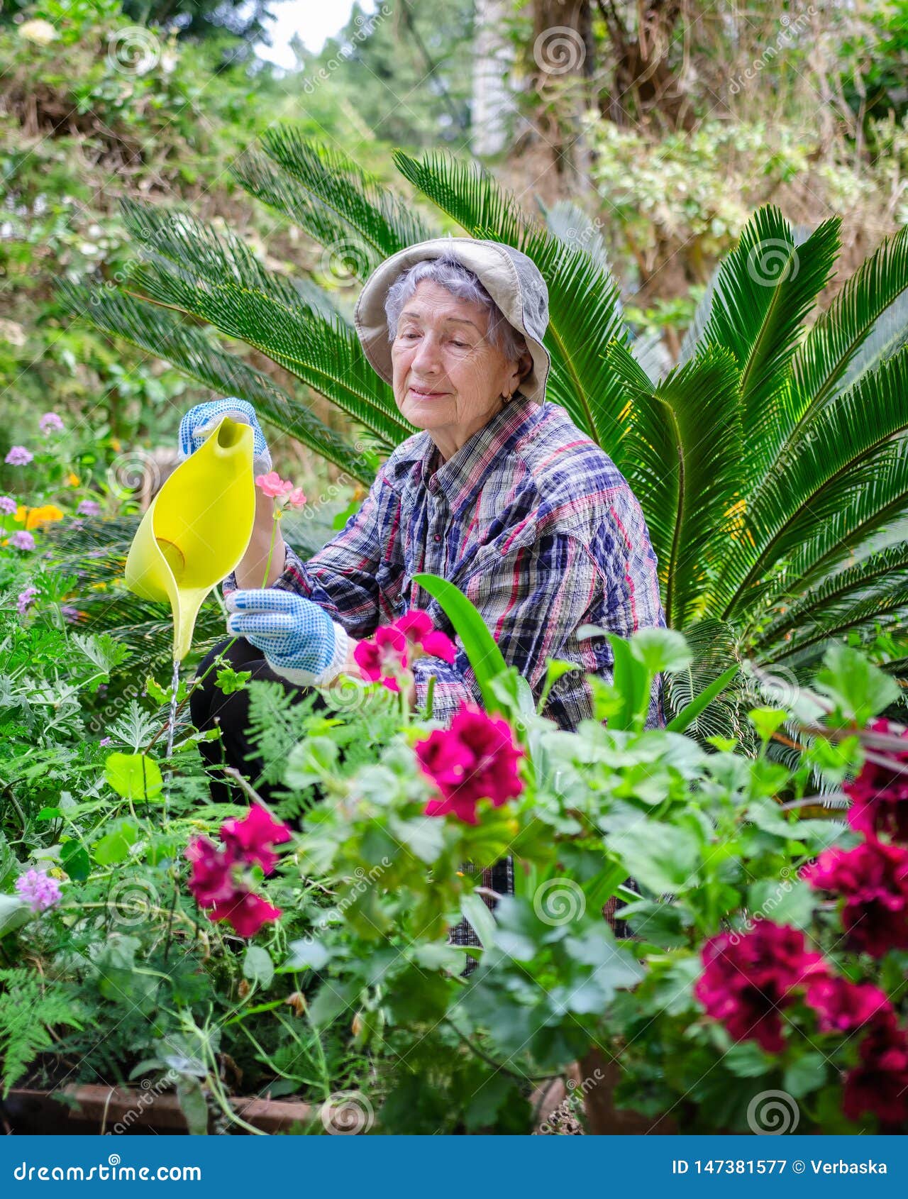 Le Jardinage Stimule L'esprit Et Le Corps De La Femme Adulte