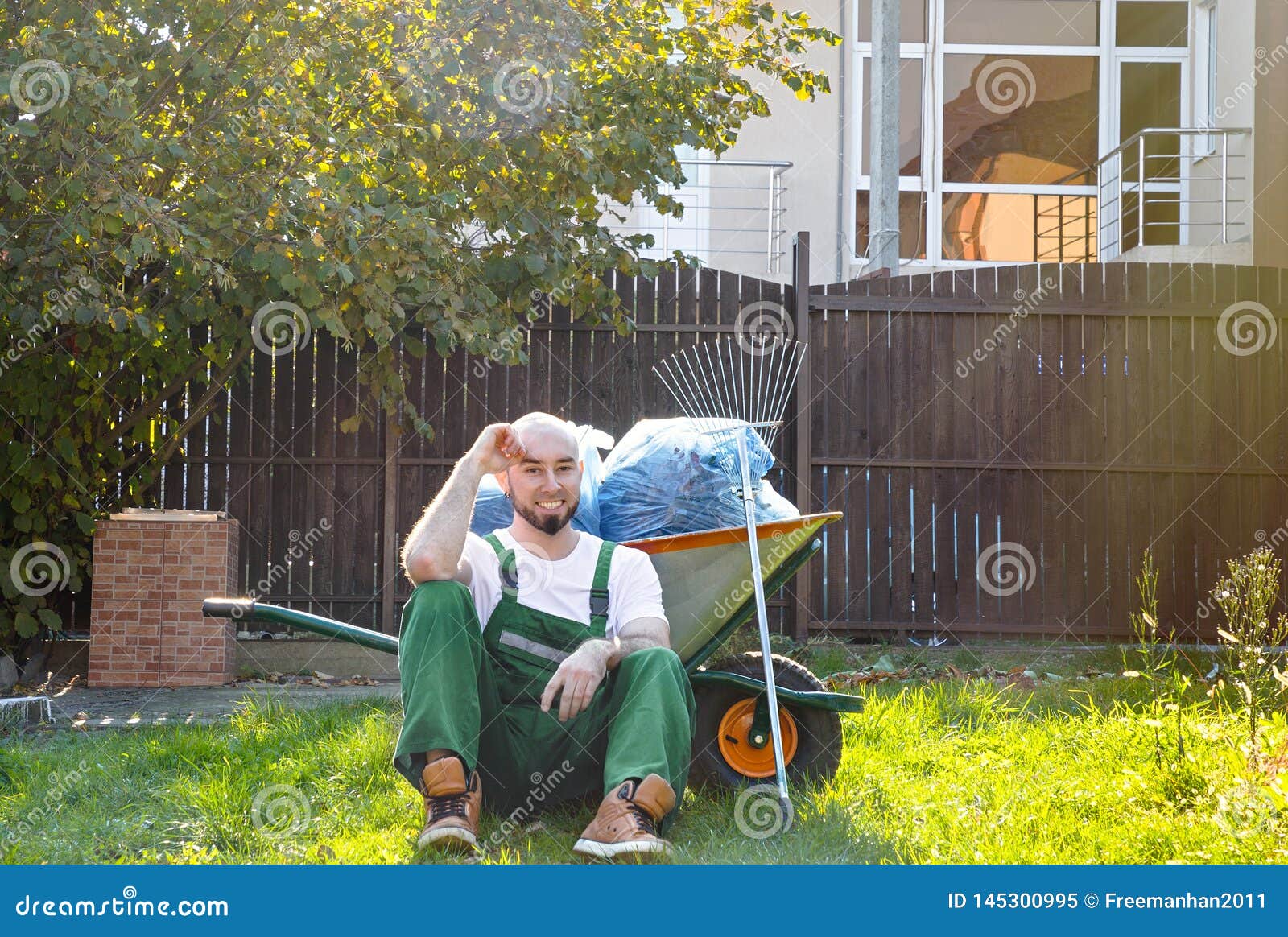 Femme Fatiguée Assise Sur L'herbe Dans Jardin Femme Jardinier