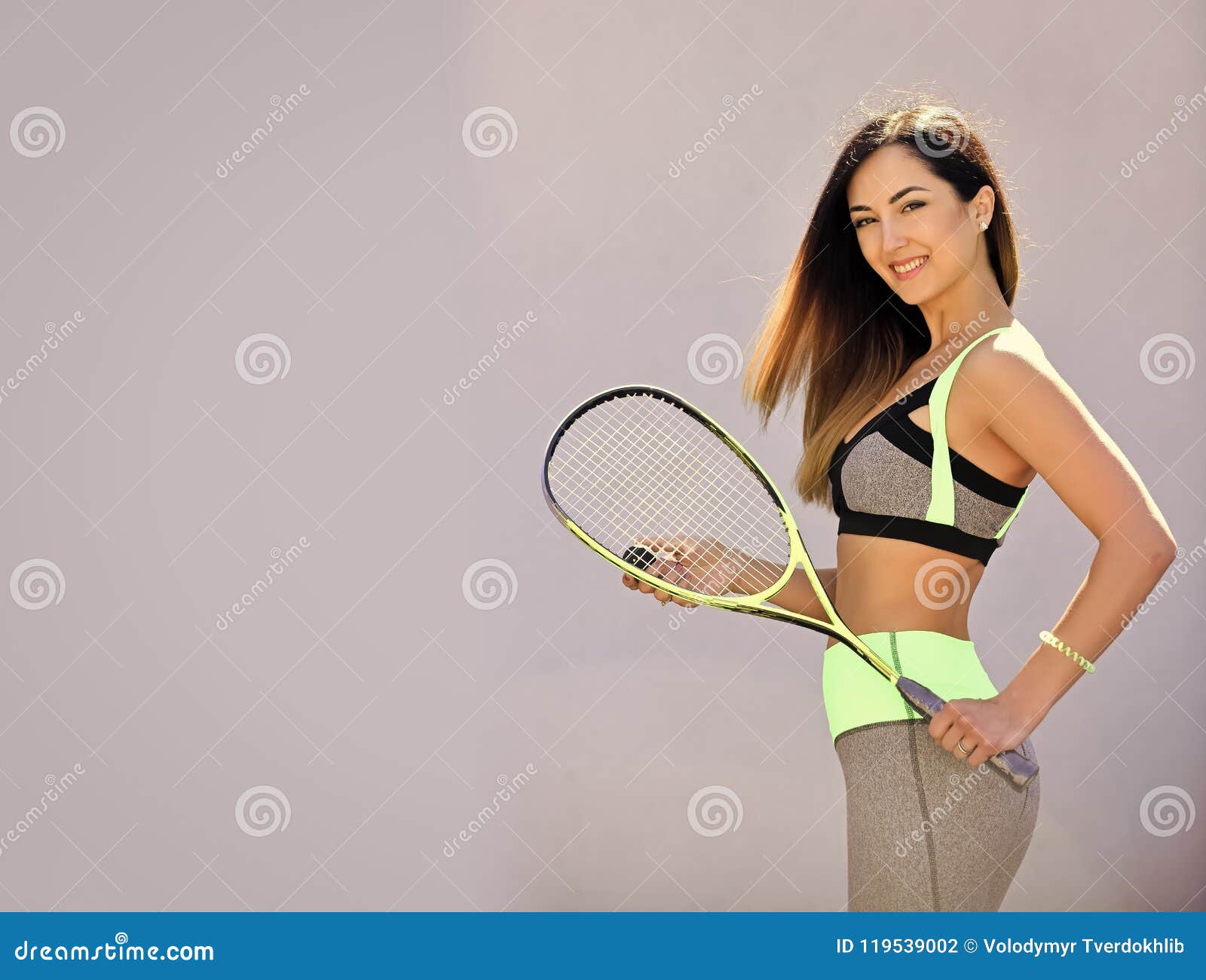 Le Jeu De Suivre Un Régime Et De Sport, Copient L'espace Femme Dans Les  Vêtements De Sport Avec La Raquette De Courge Sur Le Fond Photo stock -  Image du régime, réussite