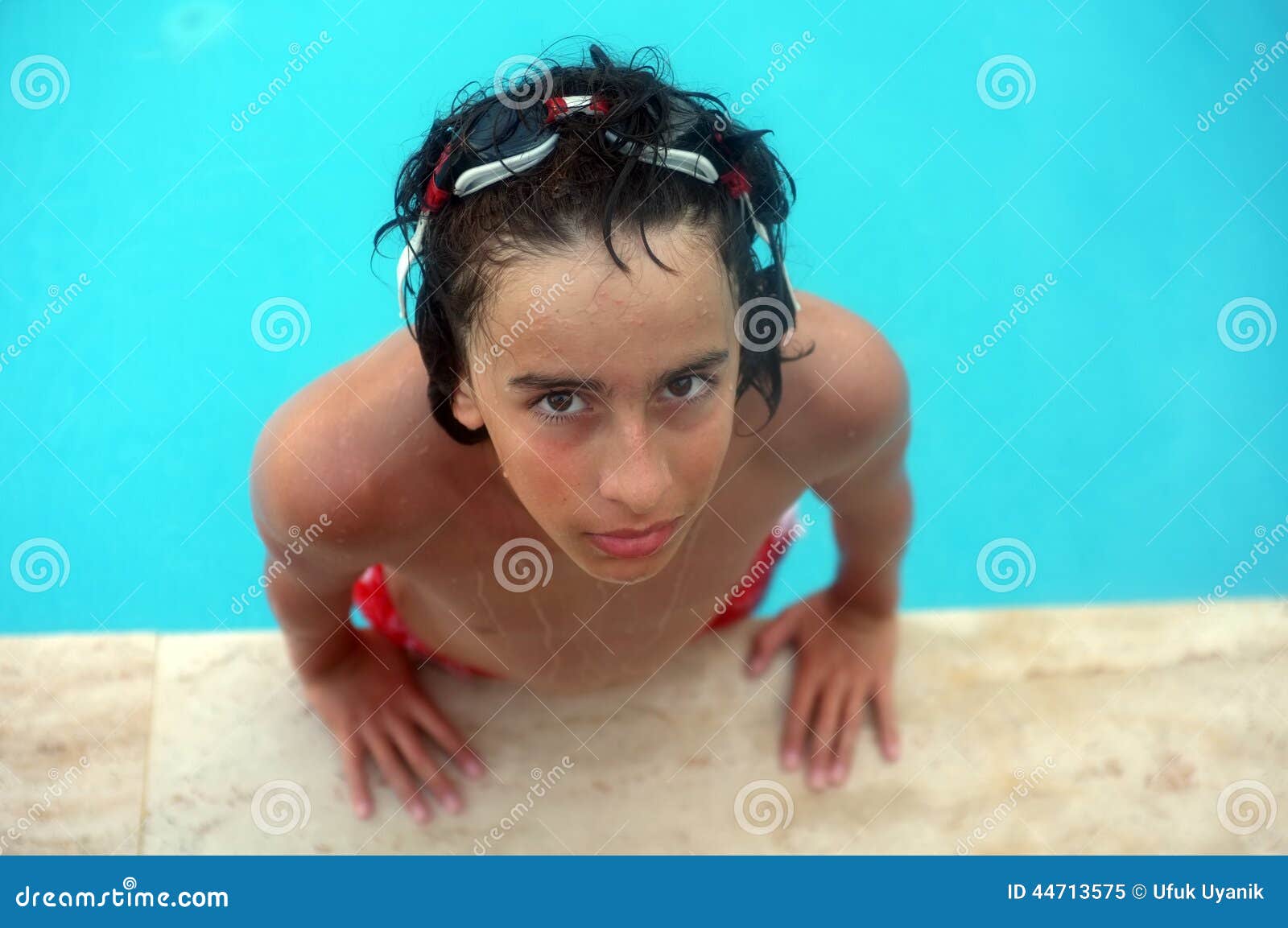 Le Jeune Adolescent Recherche Dans La Piscine Image Stock Image Du