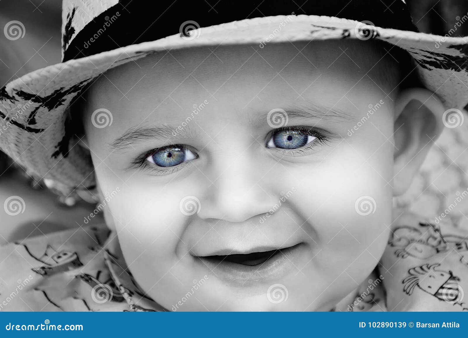 Le Jeune Bebe D A Est En Noir Et Blanc Avec Les Yeux Bleus Lumineux Employez Le Pour Un Concept D Enfant Ou De Condition Parental Image Stock Image Du Petit Peau