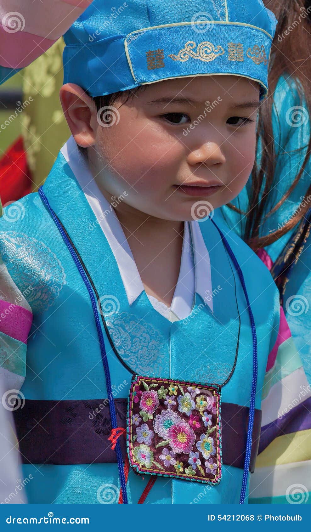 Fille Coréenne Avec Coiffe Et Costume Traditionnel