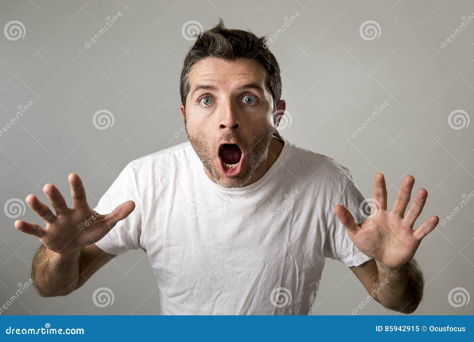 Le Jeune Homme Attirant Etonne A Stupefie Dans L Expression De Visage De Surprise De Choc Et L Emotion De Choc Image Stock Image Du Bleu Geste Le Jeune Homme Attirant Etonne A Stupefie Dans L Expression De Visage De Surprise De Choc Et L Emotion De Choc Image Stock Image Du Bleu Geste