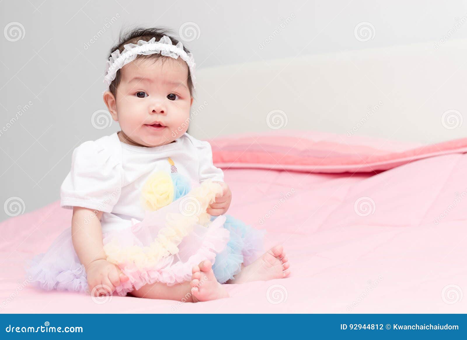 Le Joli Bebe De Fille S Asseyent Sur La Couverture Rose Photo Stock Image Du Personne Sain Le Joli Bebe De Fille S Asseyent Sur La Couverture Rose Photo Stock Image Du Personne Sain