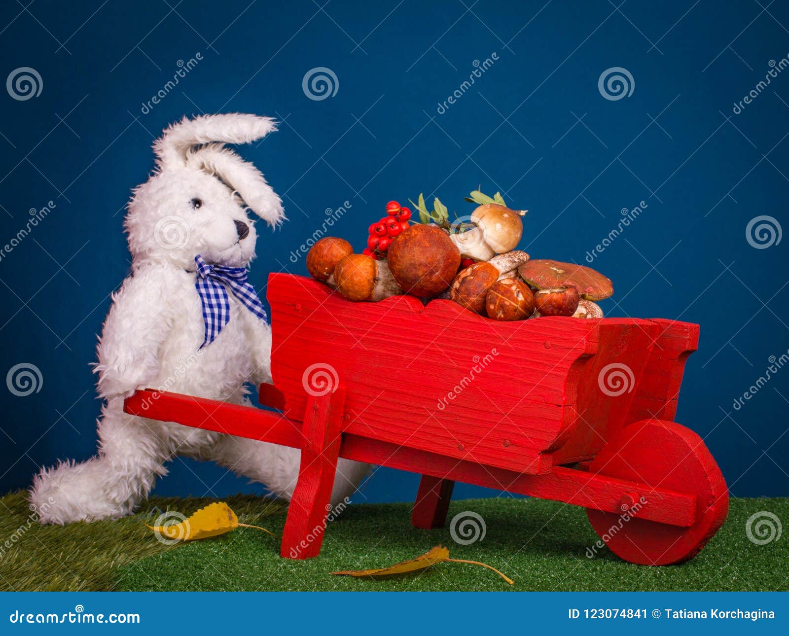 Le Jouet Drôle Blanc De Lapin Poussant Une Brouette En Bois Rouge a Rempli  W Image stock - Image du lames, difficile: 123074841