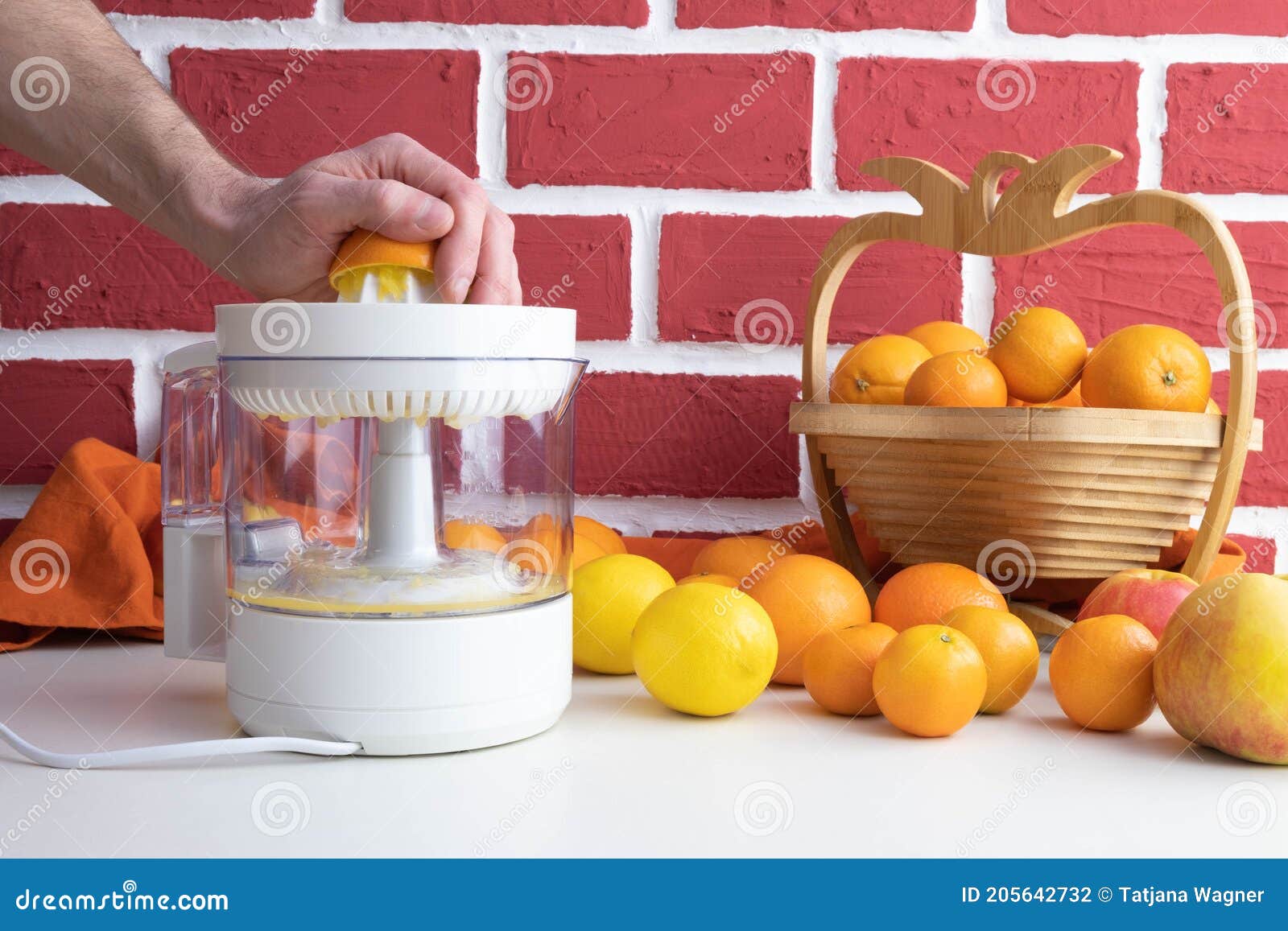 Le Jus D'orange De Compression Sur Un Presse-citron Il Y a Beaucoup  D'oranges Et Les Fruits Sur La Table Photo stock - Image du lame, fermer:  205642732