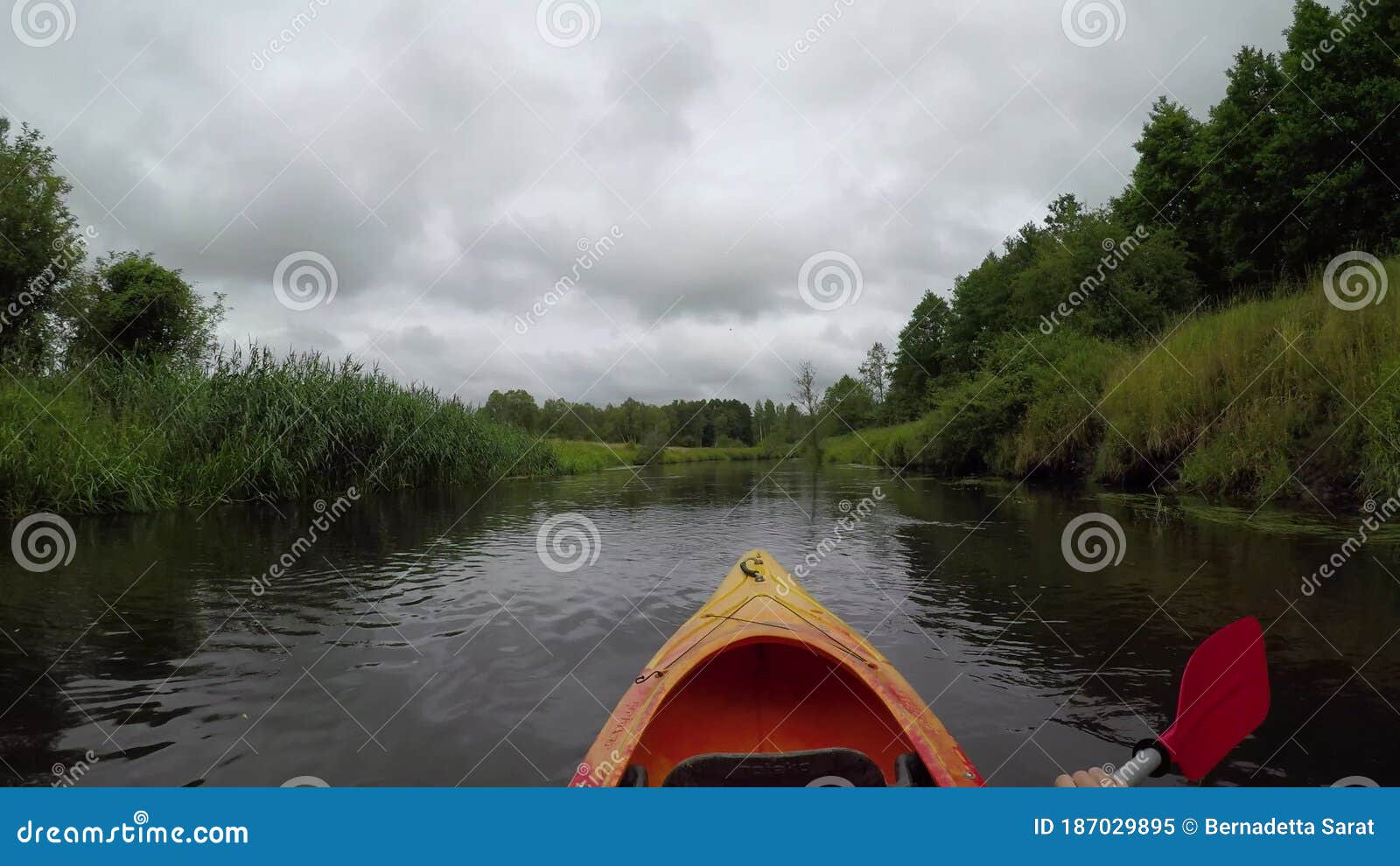 Le Kayak En Bas De La Rivière. Premier Point De Vue De La Personne. POV De  Longueur De Canoë De L'intérieur De Kayak Sur L'eau. Clips Vidéos - Vidéo  du nature, verdure: 187029895