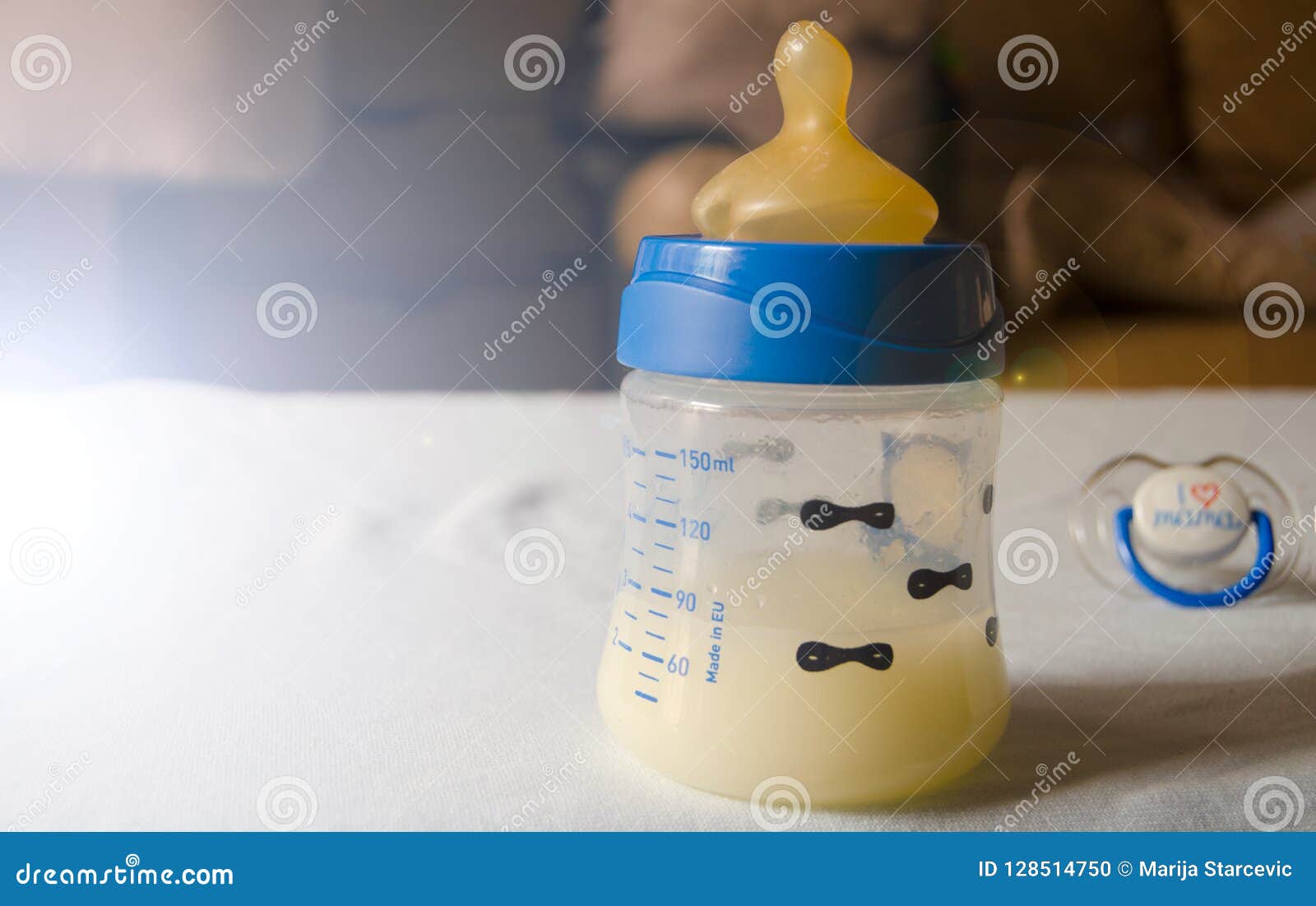 Le Lait D Expresed 5 Jours Apres Mere A Livre Le Bebe Colostrum Changeant En Un Lait Photo Stock Image Du Liquide Amour