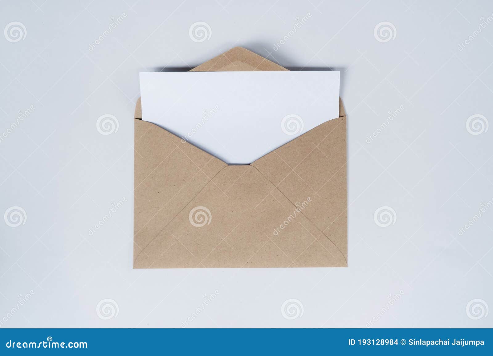 Carte Et Enveloppe En Papier Kraft Brun Vierge Sur Fond Gris