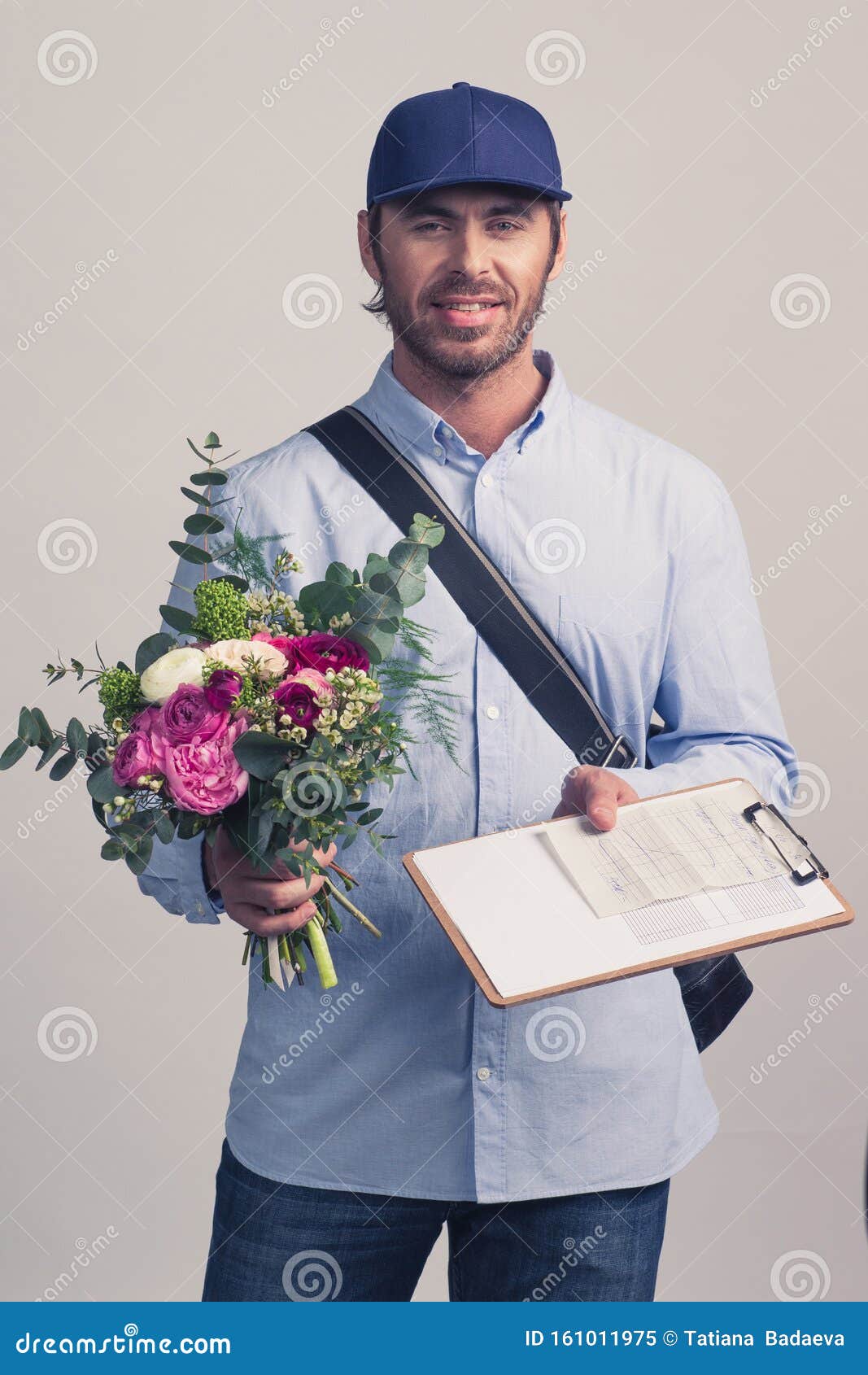 Le Livreur Du Bouquet De Fleurs Image stock - Image du fleur, masculin:  161011975