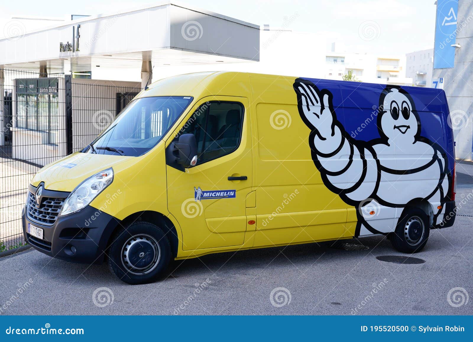 Le Logo Bibendum Michelin Signe Sur Le Camion De Magasin De Pneus De Van  Delivery Image éditorial - Image du advertising, france: 195520500