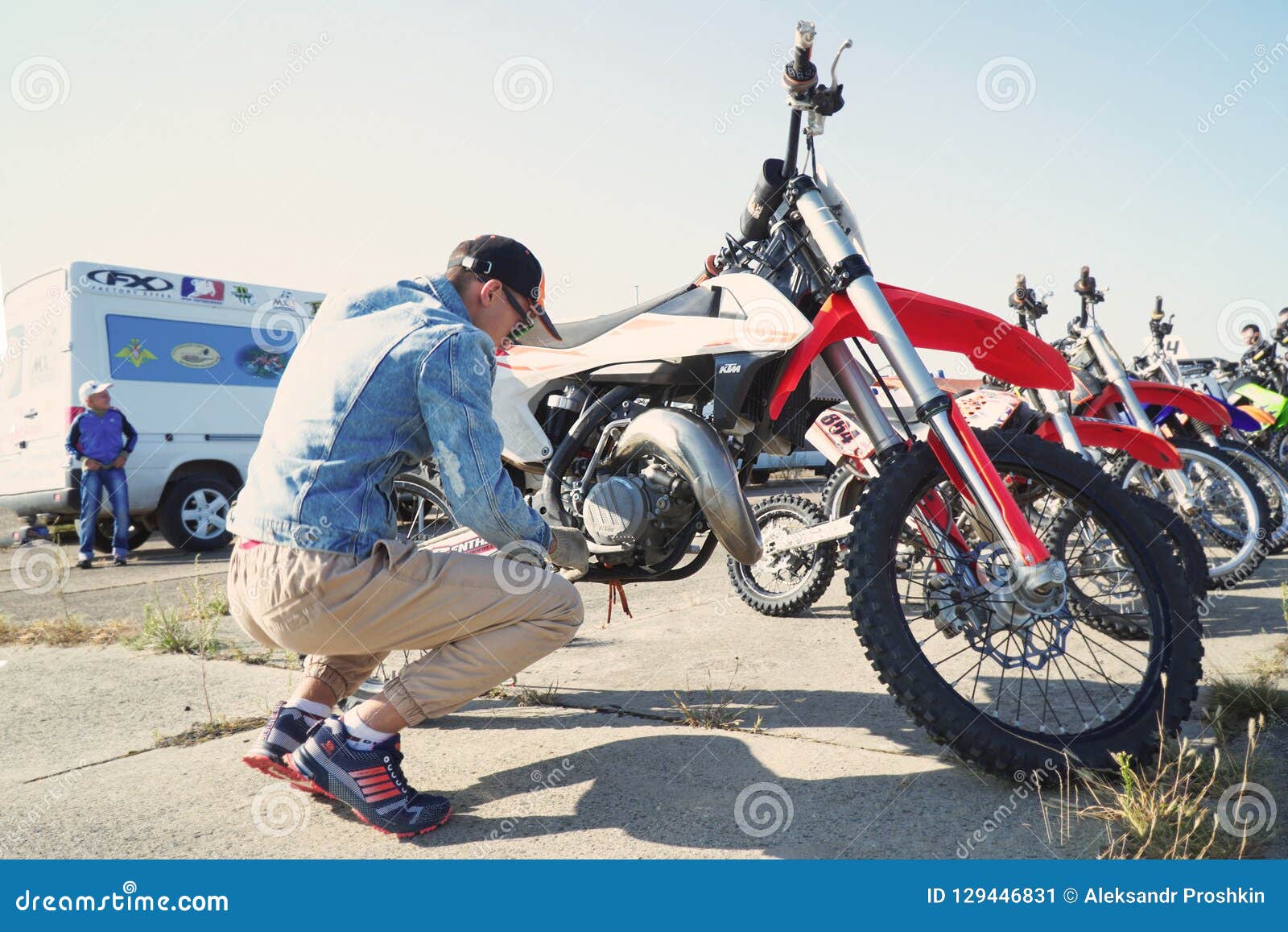Le Mécanicien Sert Une Moto De Motocross Photo éditorial - Image du  motocross, automobile: 129446831