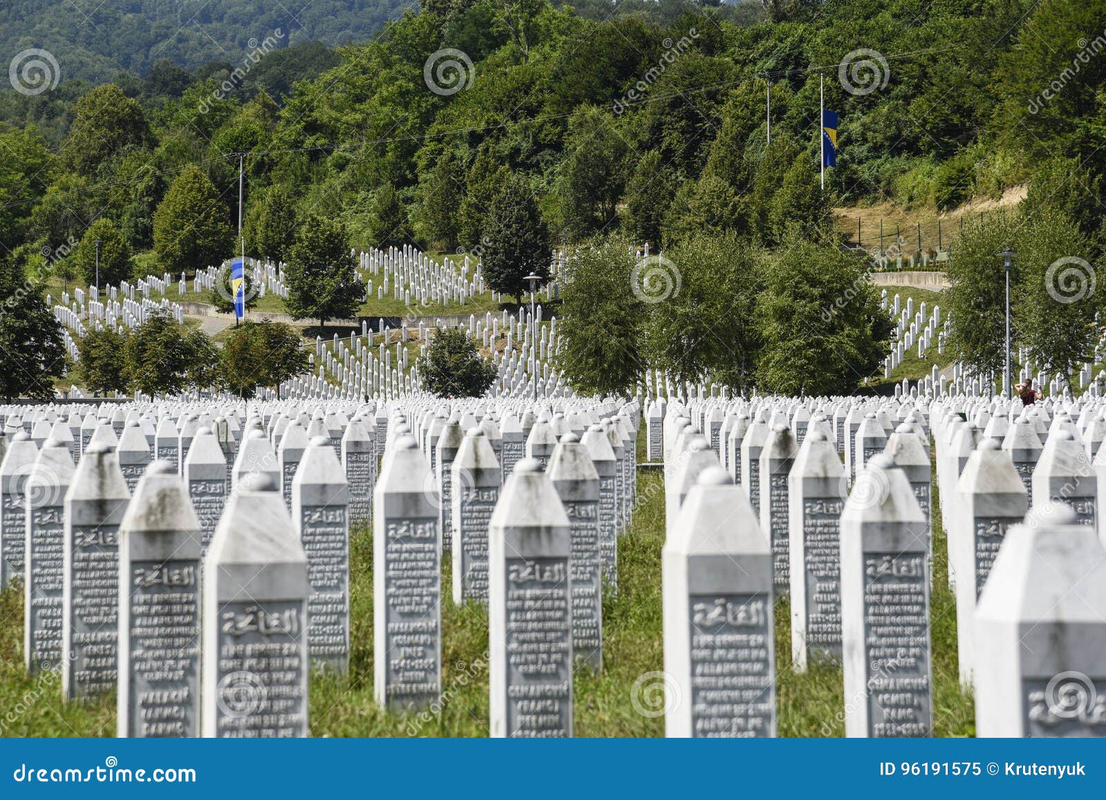 Le Mémorial Et Le Cimetière De Srebrenica-Potocari Image éditorial - Image du crime, vacances: 96191575